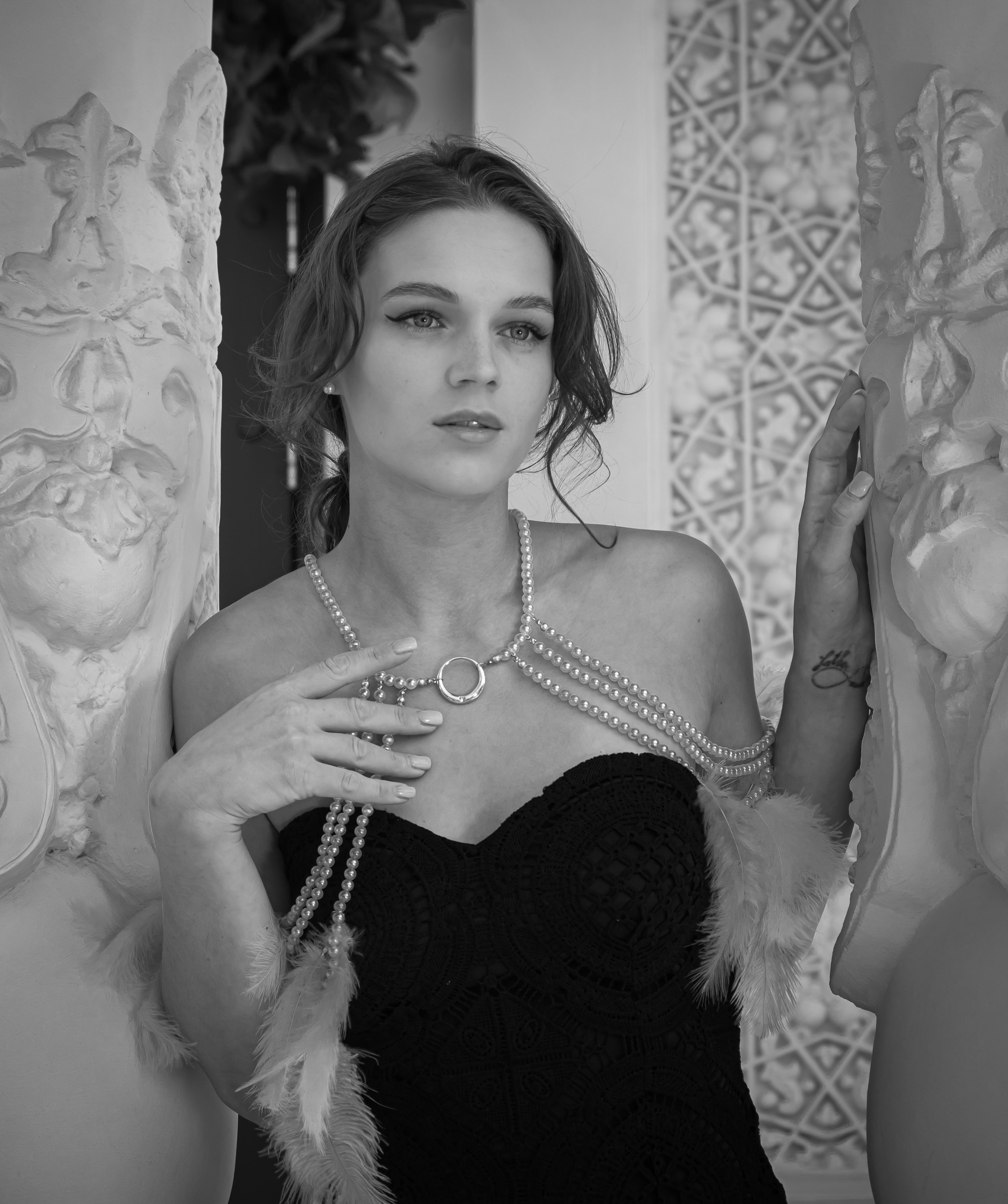 Модель у колонн в чёрном платье, чёрно-белая архитектурная фотосессия • фотограф Карасёва Елена