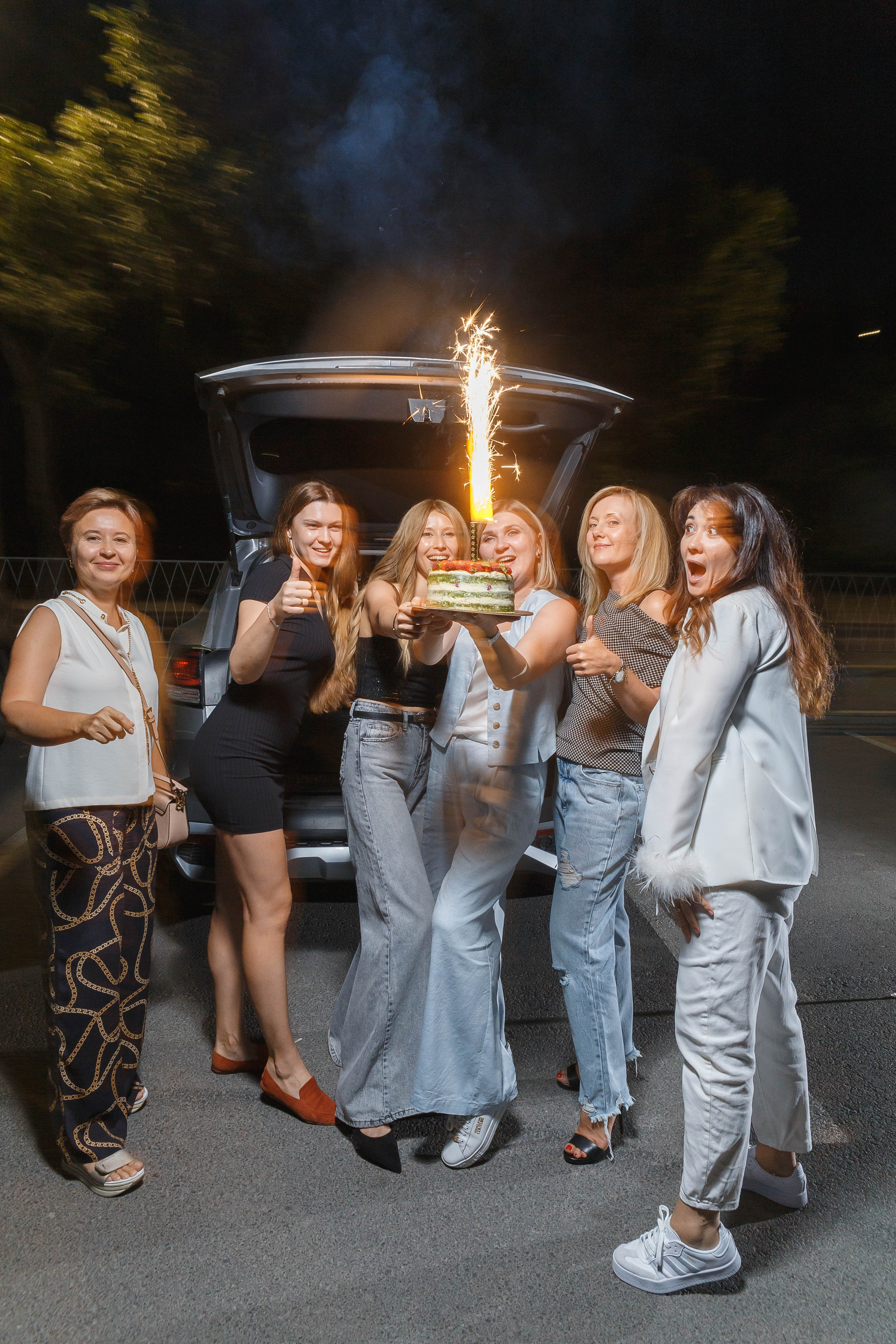 День рождения Оксаны: подруги, набережная, торт, шампанское. Событийный фотограф Максим Бескоровайновнов