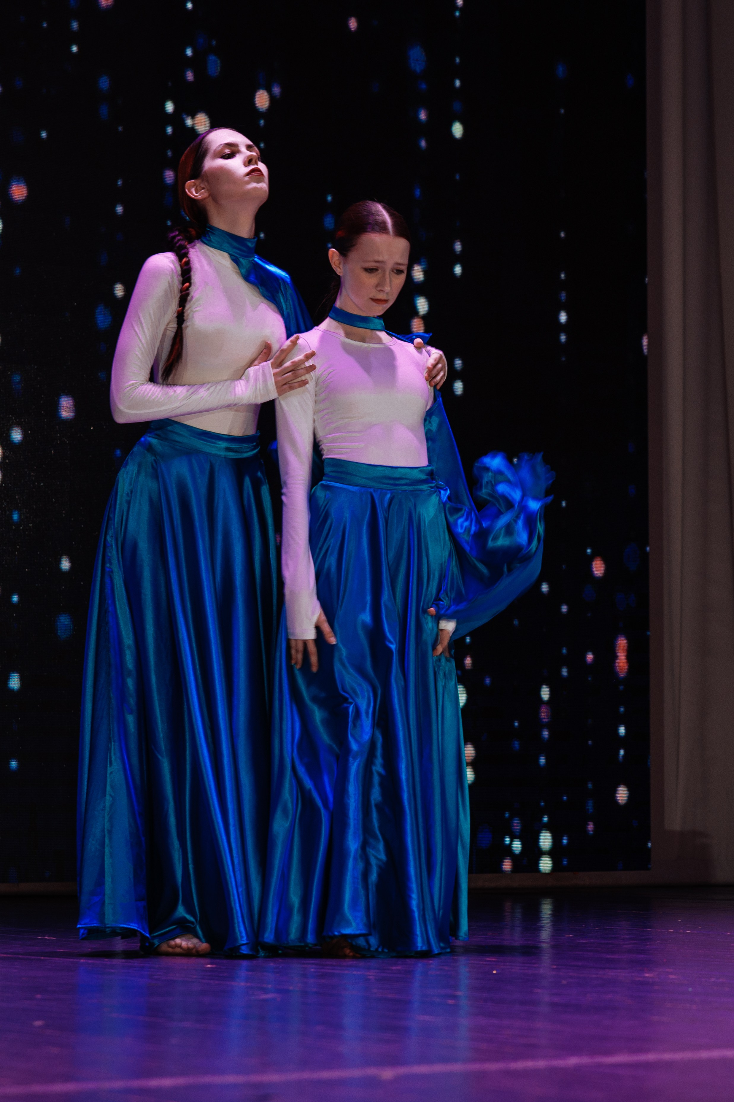 Две участницы танцевального номера — сцена фестиваля Зазеркалье, Усть-Кут.