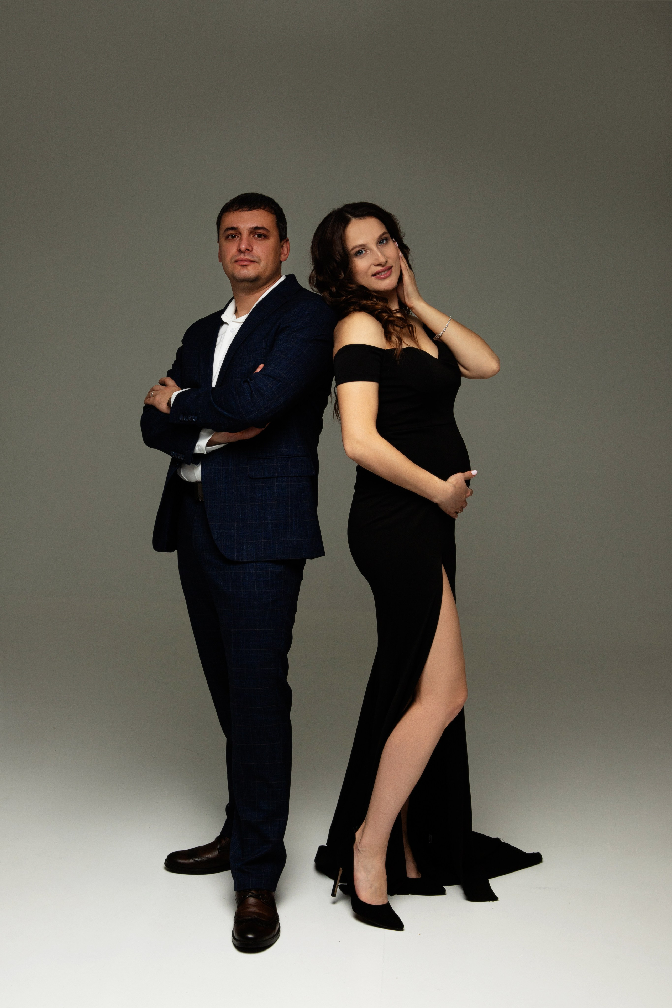 Беременные с мужем. Фотограф в Иркутске Анастасия Кись. Студийная фотосессия беременности в тканях Иркутск. Семейная фотосессия, ПОРТРЕТ «ПОКОЛЕНИЕ»