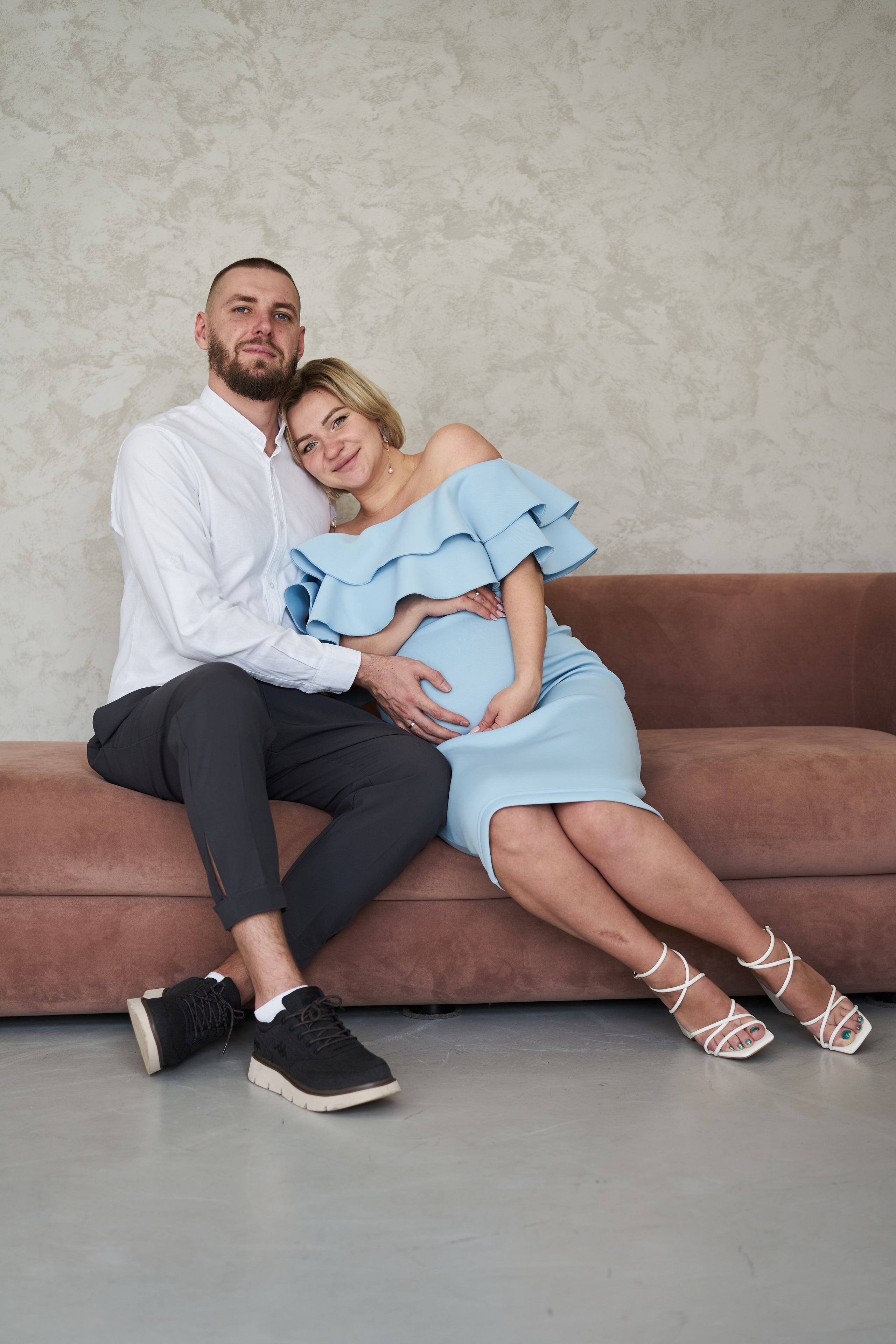 Беременность съемка пары в студии. Фотограф Екатеринбург Кокшарова Александра