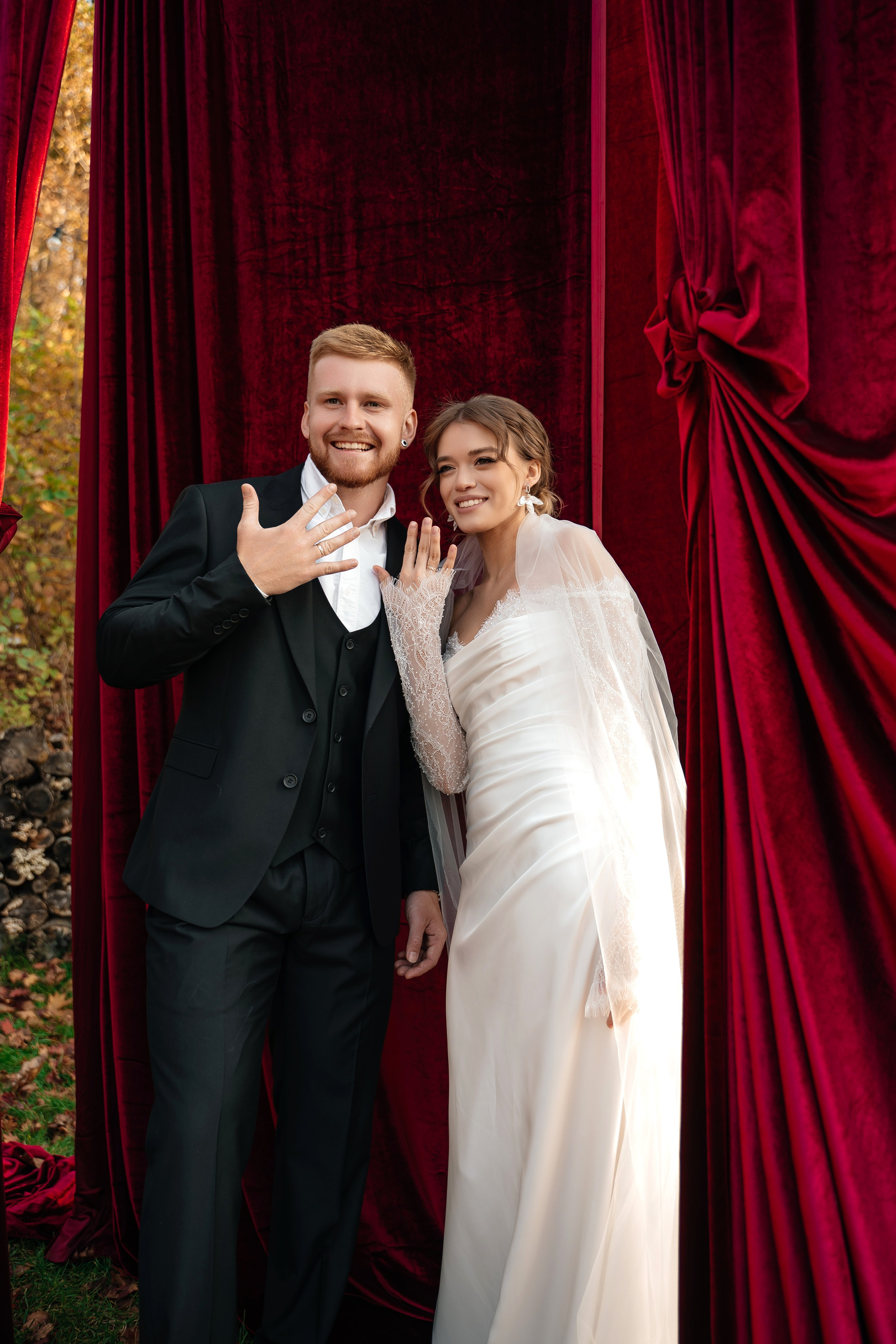 Свадебная церемония на фотозоне из красного бархата. Свадебный фотограф Елена Рякина