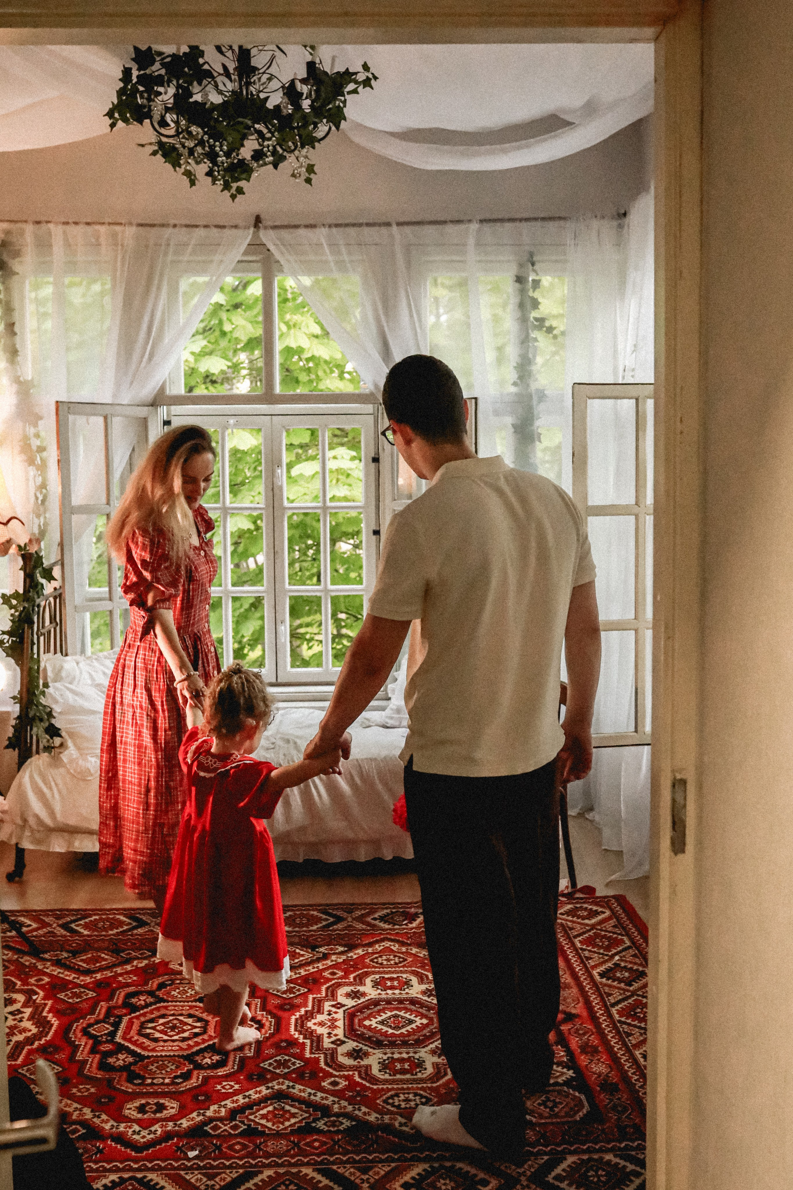 Пионы на балконе