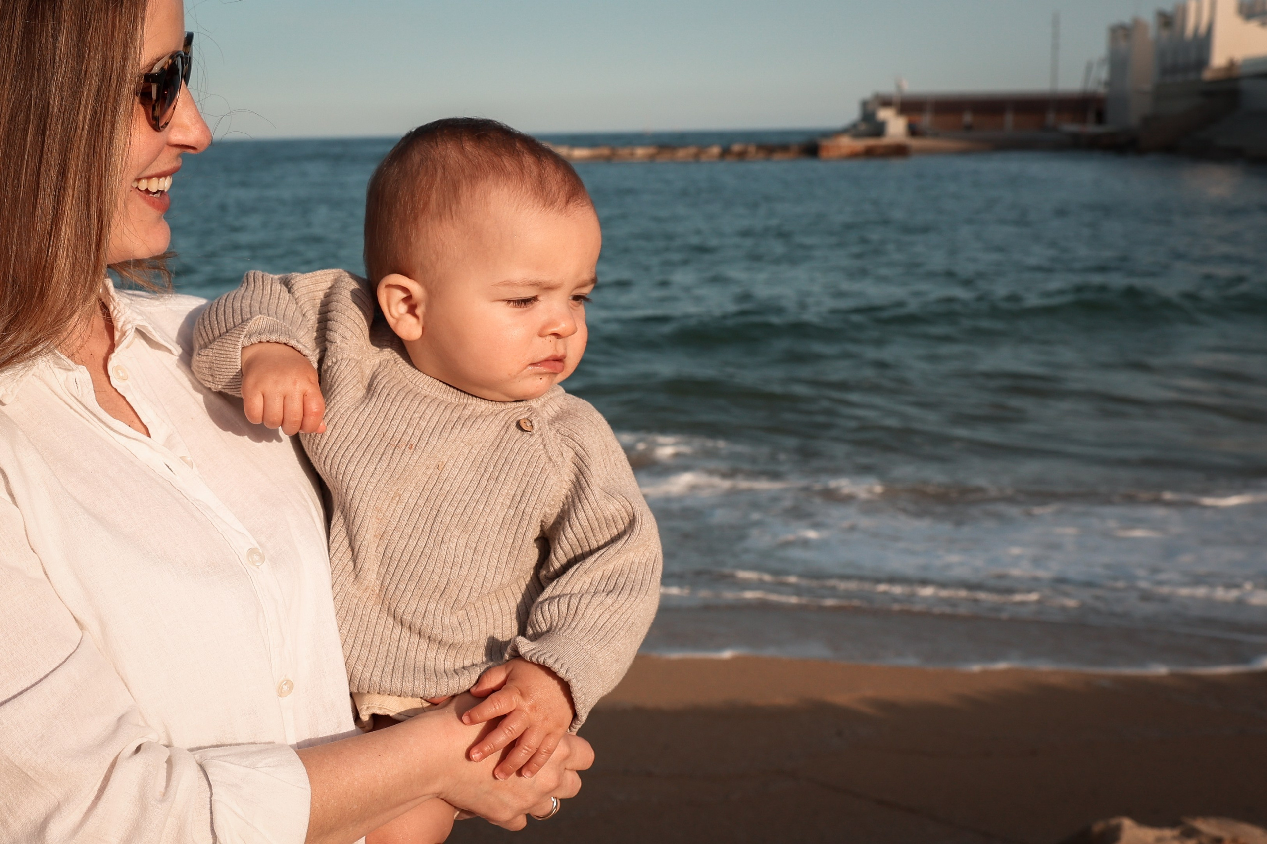 Family pizza at the sea. Natalia Zhuravleva|family, newborn, maternity photographer in Barcelona