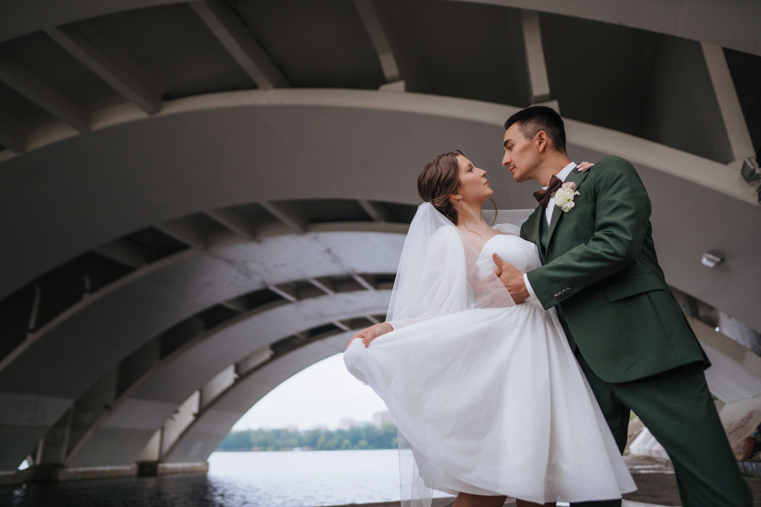 Невеста и жених, под красивым мостом, Екатеринбург