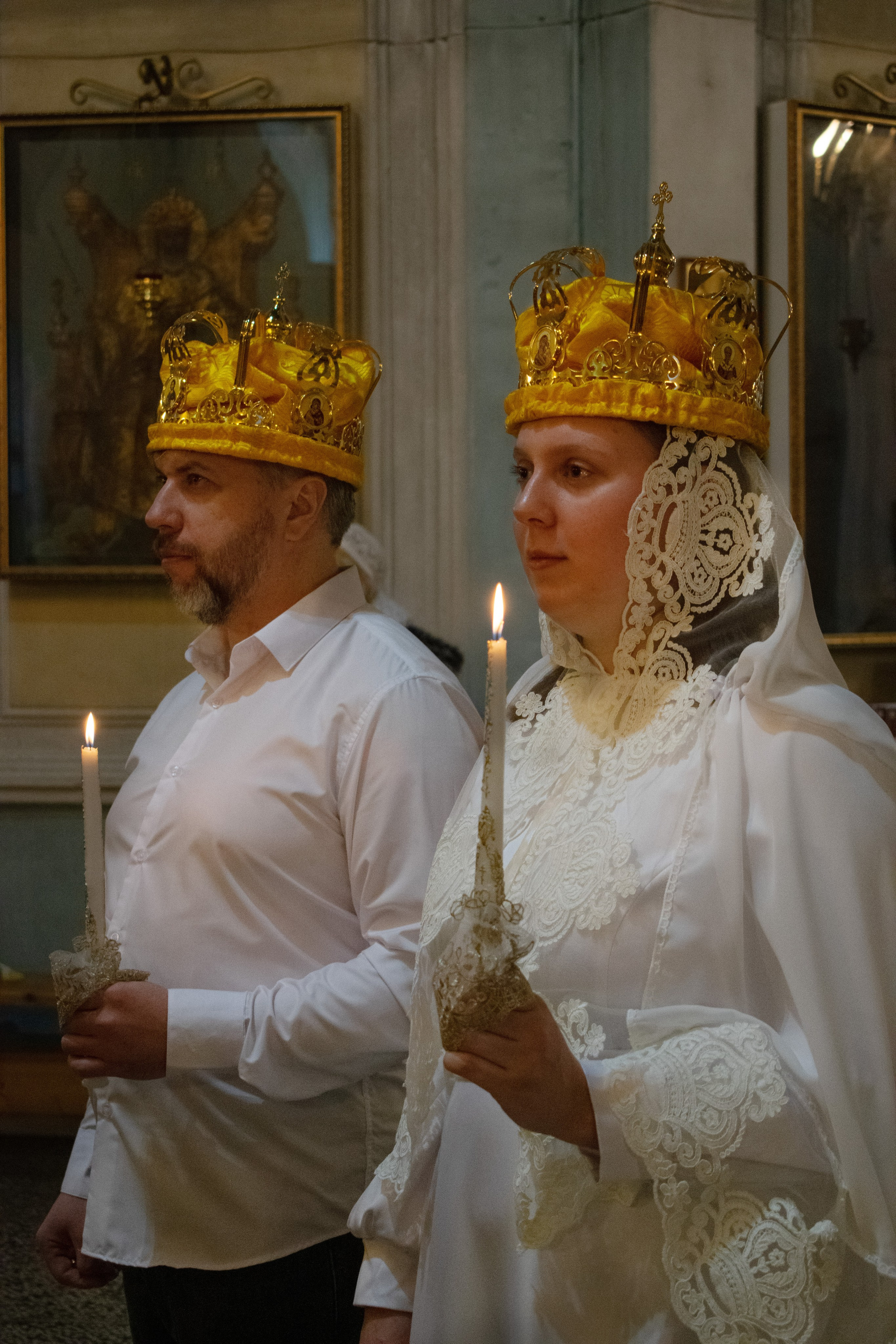 Церемония венчания в Карелии, Сортавала. Жених и невеста в венцах держат свечи.