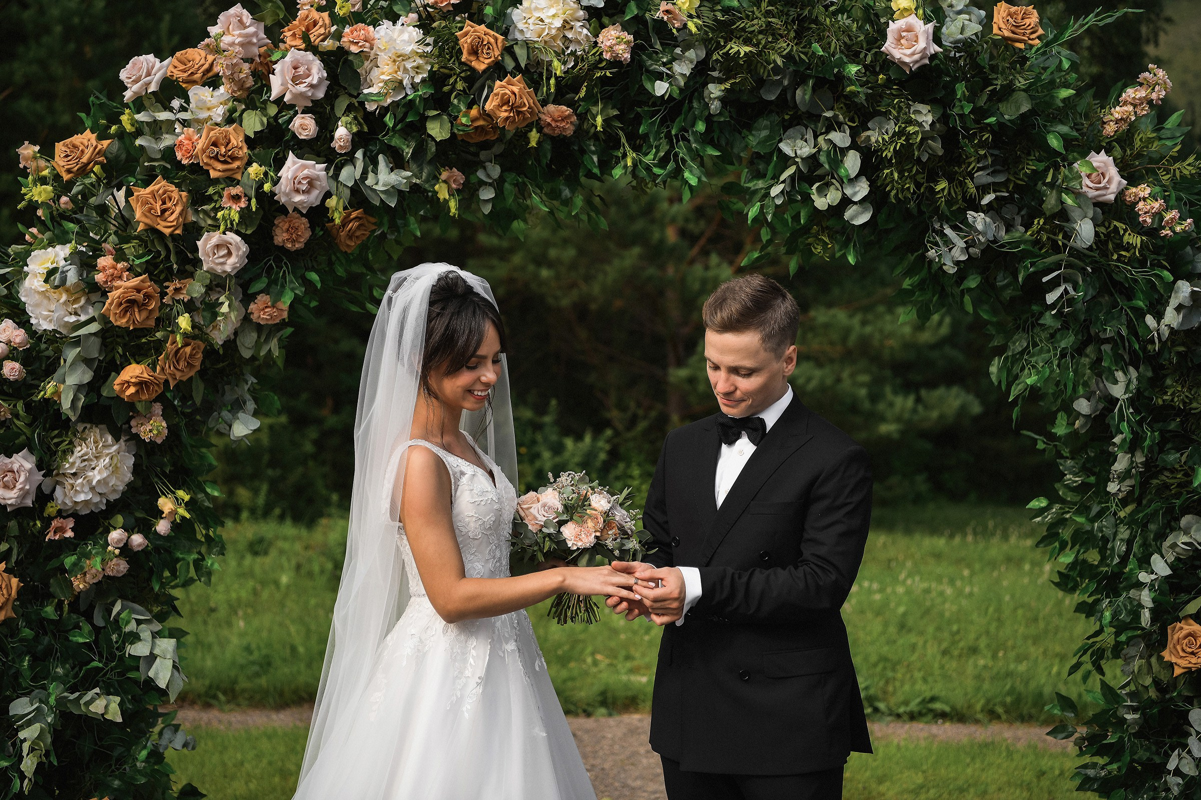 🌄 Демьян и Катя — свадьба в нацпарке "Столбы" | Веселый банкет и эпичные фото на скалах. 📸 Свадебный и семейный фотограф в Красноярске Тихомиров Евгений | 17 лет опыта | 800+ свадеб