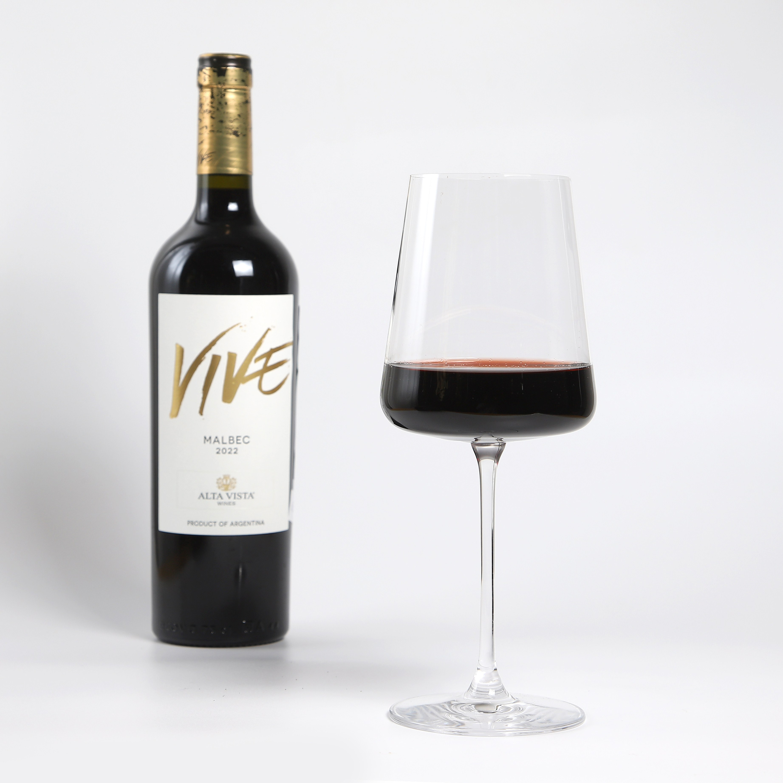 Фуд-фотография красного вина Vive и бокала.