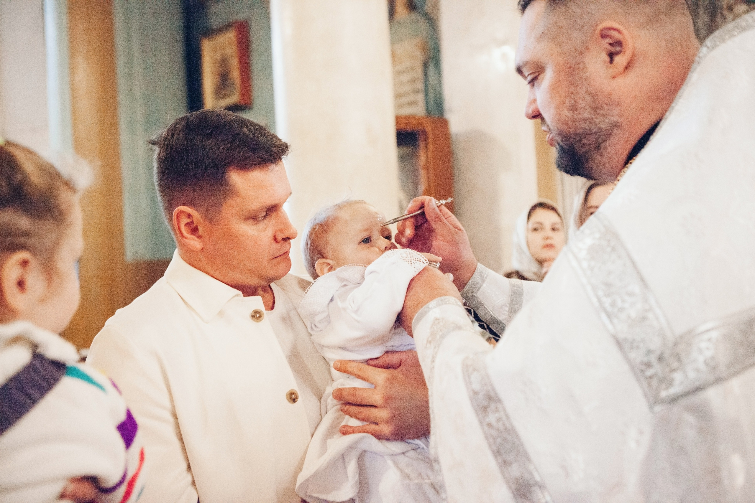 Крещение ребенка в церкви. Фотограф Ольга Ефремова