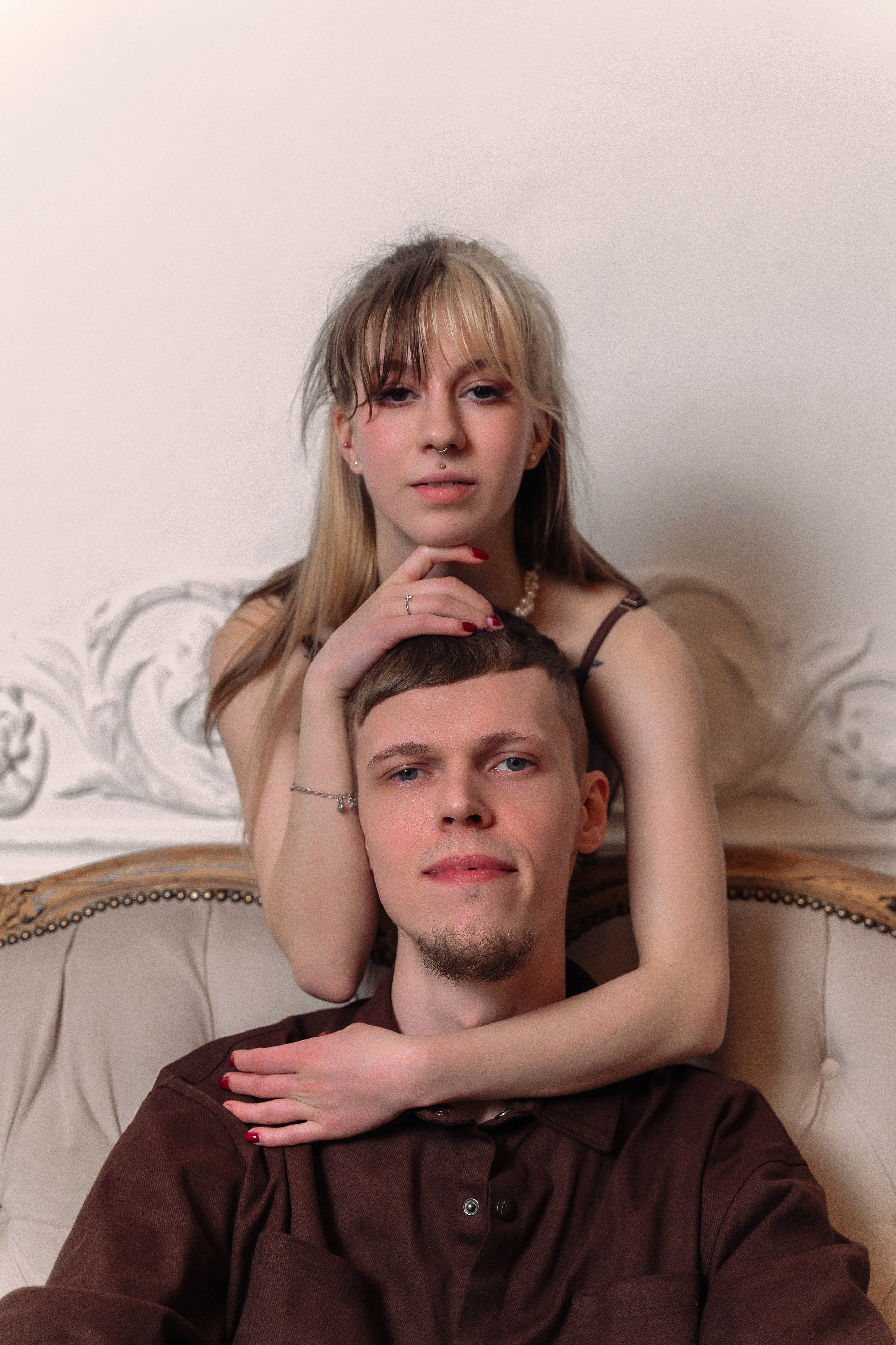 Зимняя фотосессия лавстори с предложением руки и сердца в фотостудии