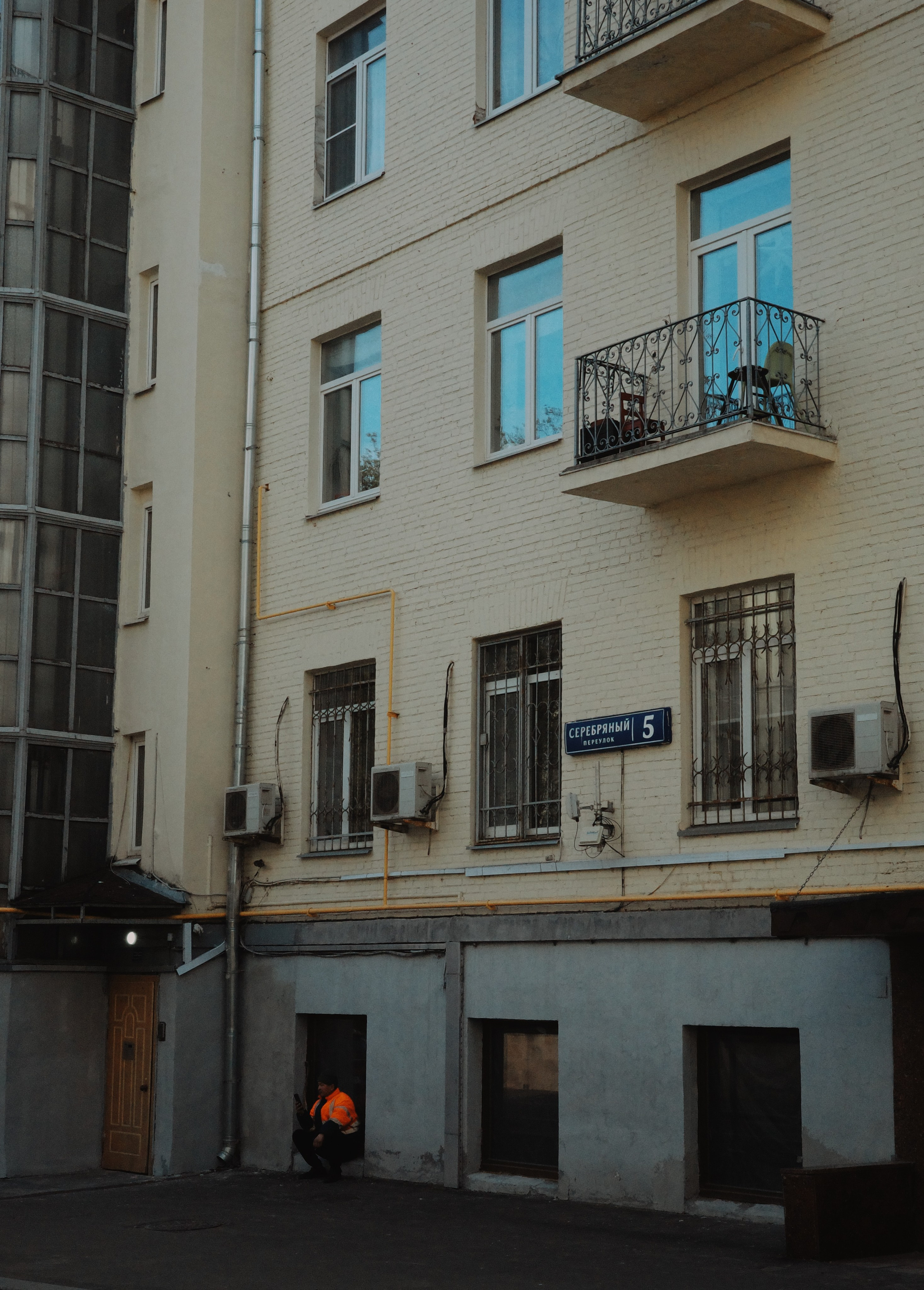 #47: Арбат / апрель 2026. Проект «Фотокладовка»: блог уличной фотографии в формате street photo