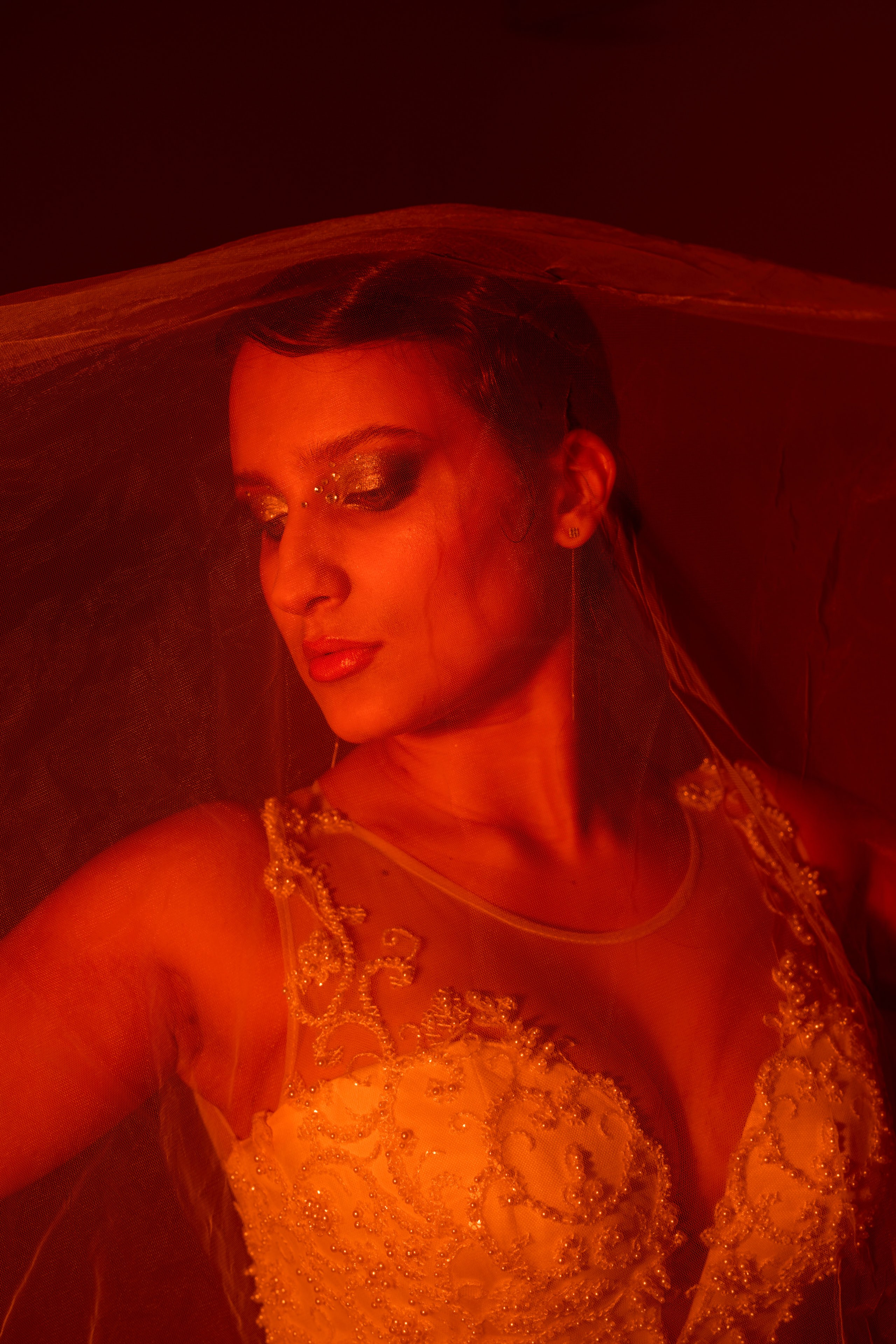 Невеста смотрит через фату