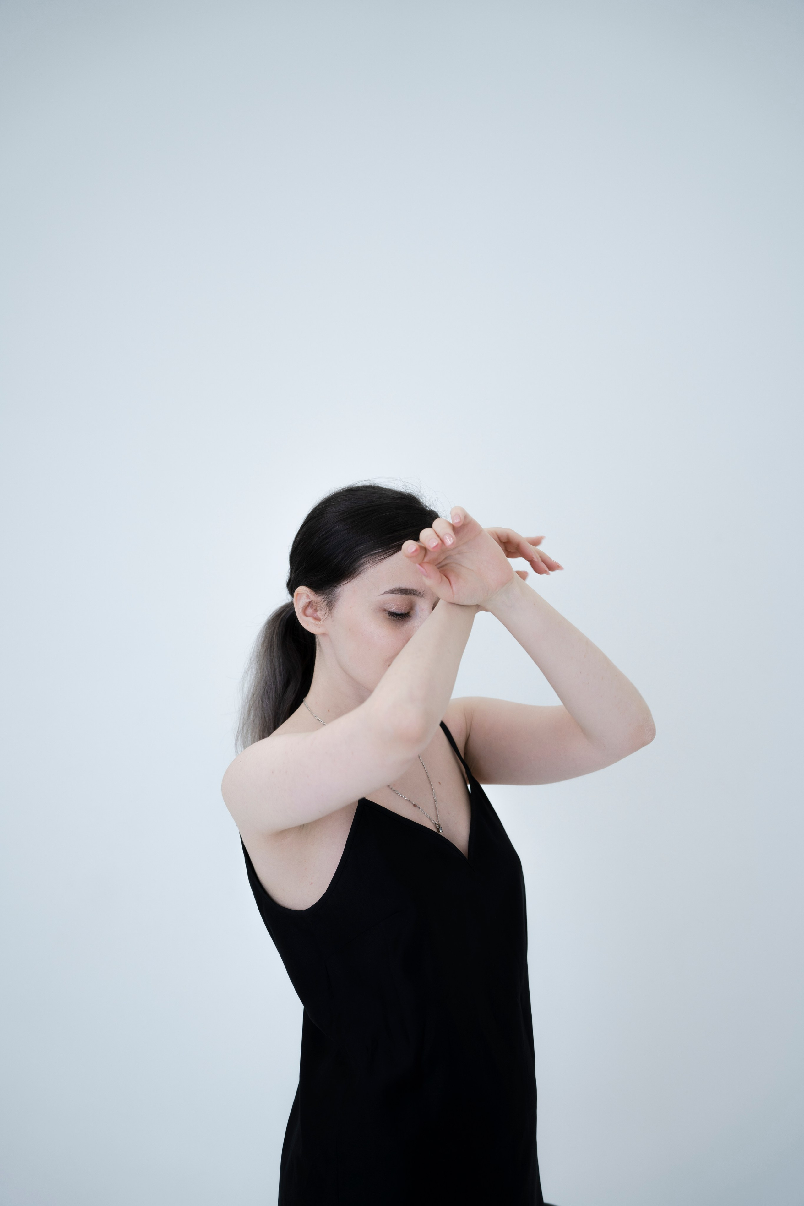 ДЕВОЧКА НА ШАРЕ. Главная