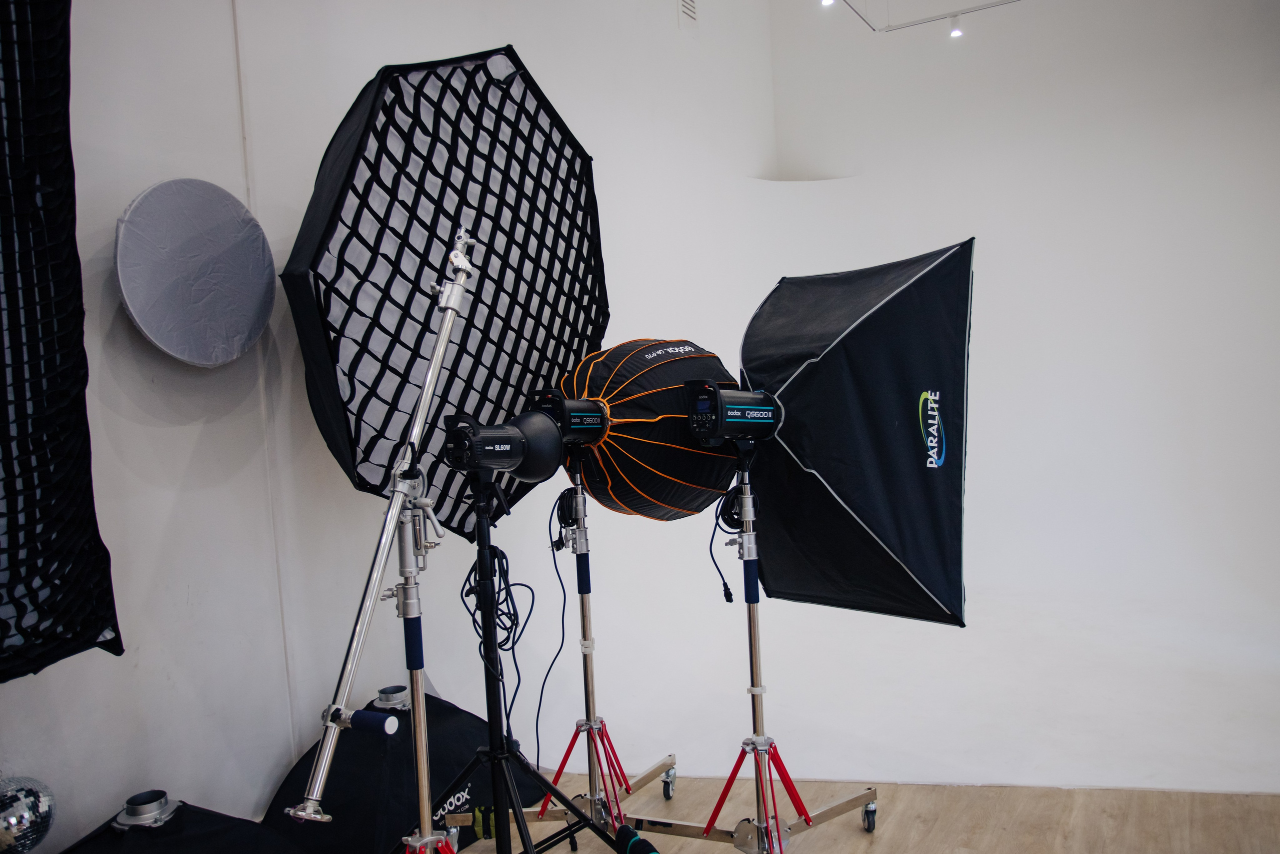 Зал/Бронь. F.70 фотостудия