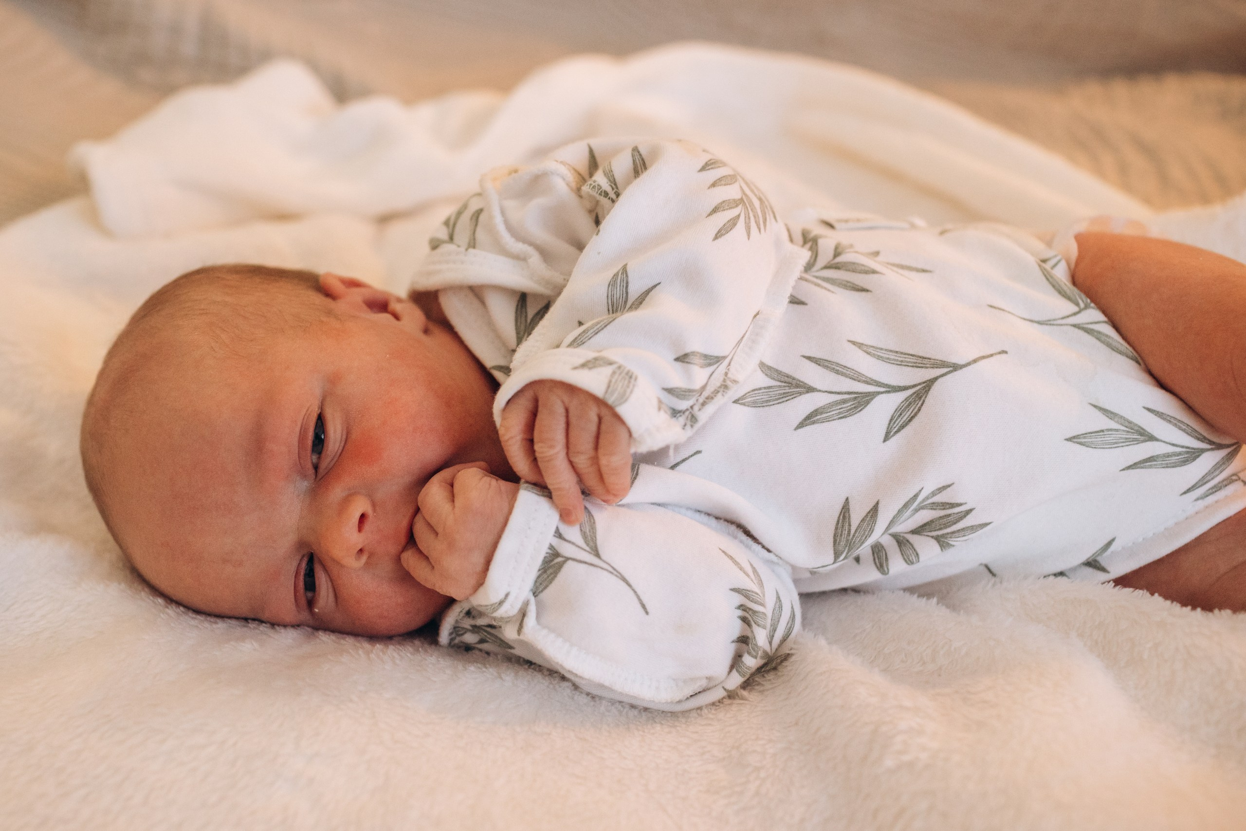 Яся и кулон. Выписка. Фотограф на роды в Санкт-Петербурге Екатерина Сысоева