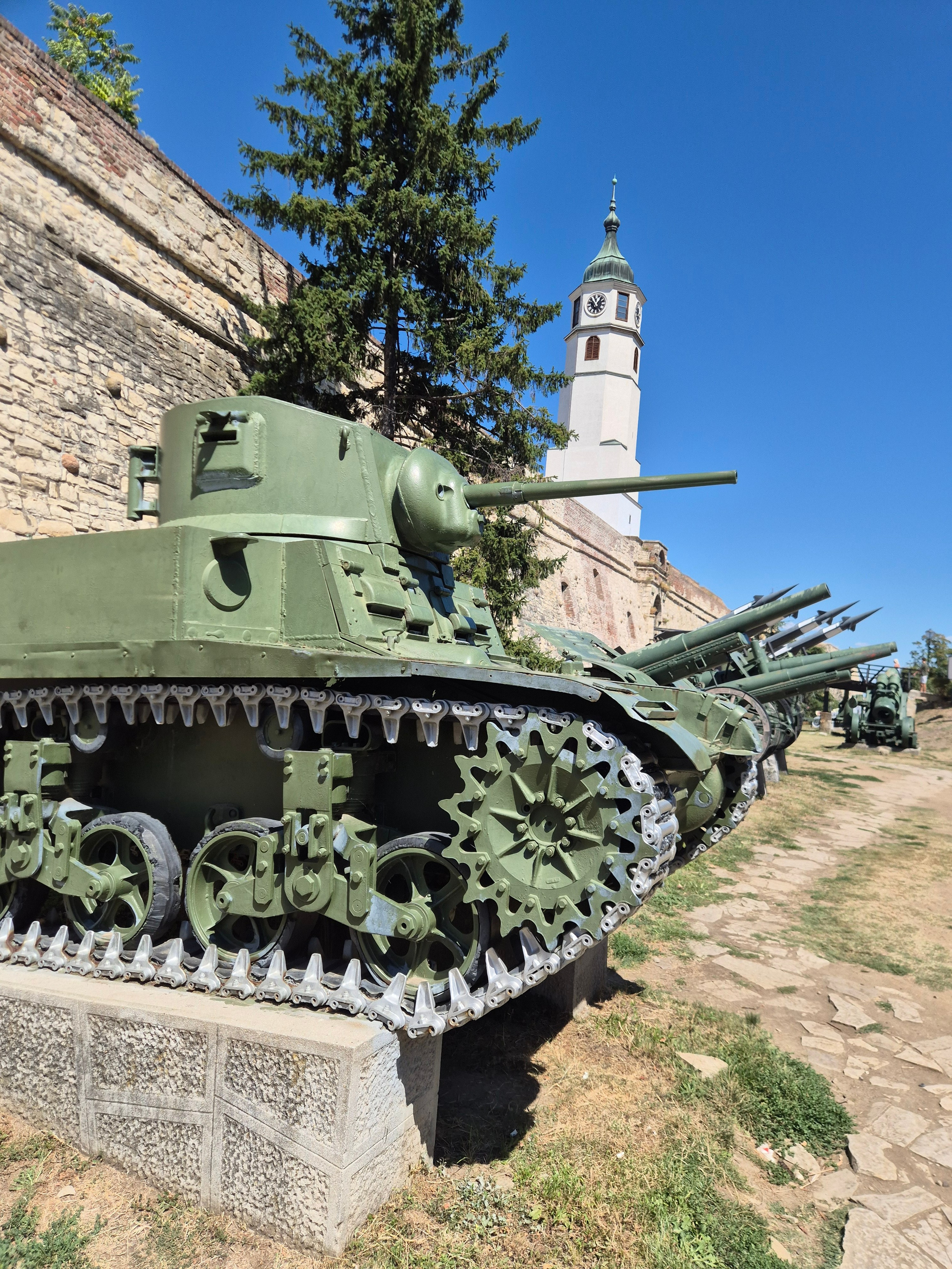 В крепости разместился военный музей. Сам музей был закрыт, но уличная экспозиция - в доступе