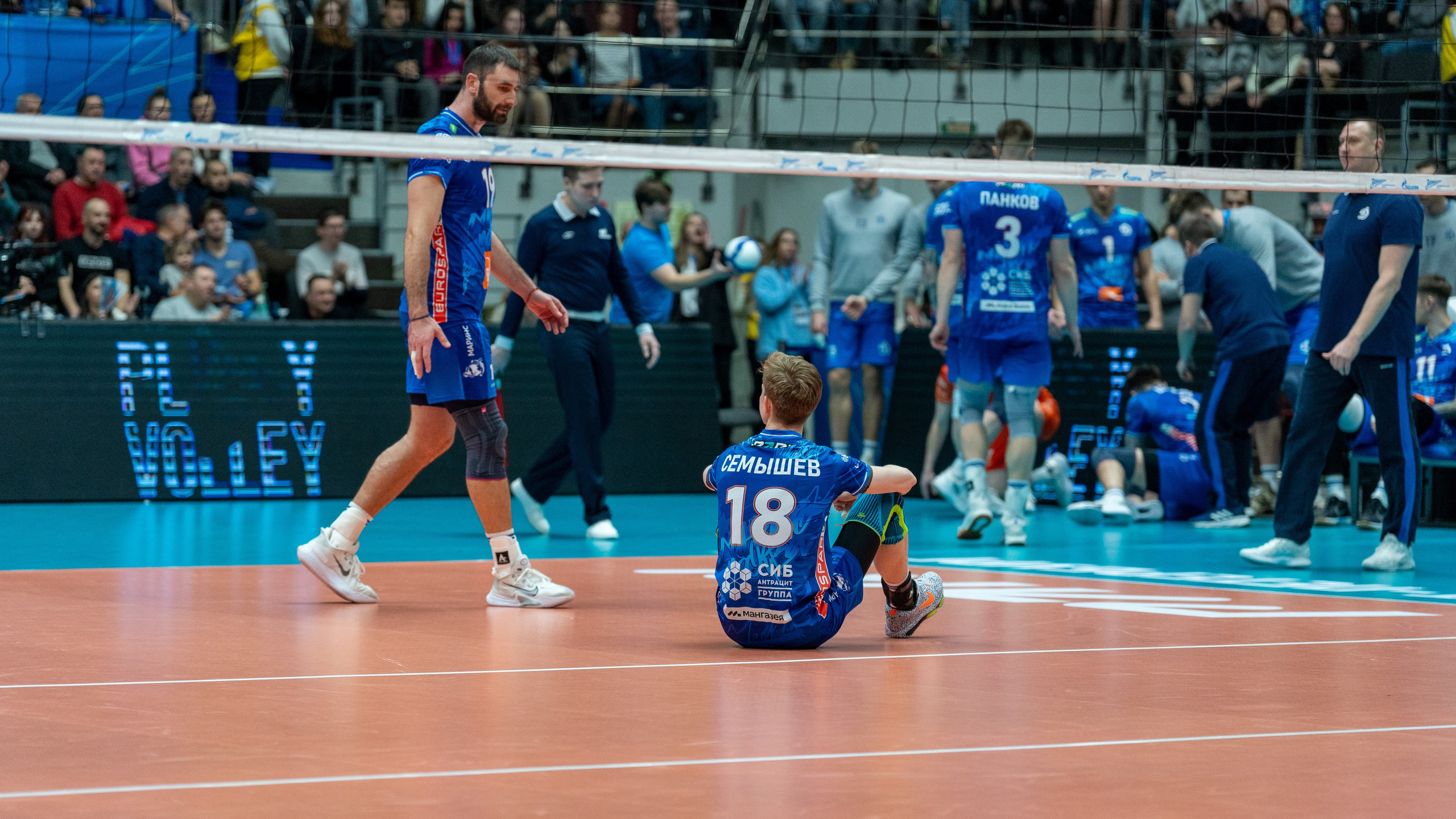 Эмоции после розыгрыша: игрок «Зенита» (СПб) на паркете — репортажная спортивная фотосъёмка волейбола в Санкт-Петербурге.