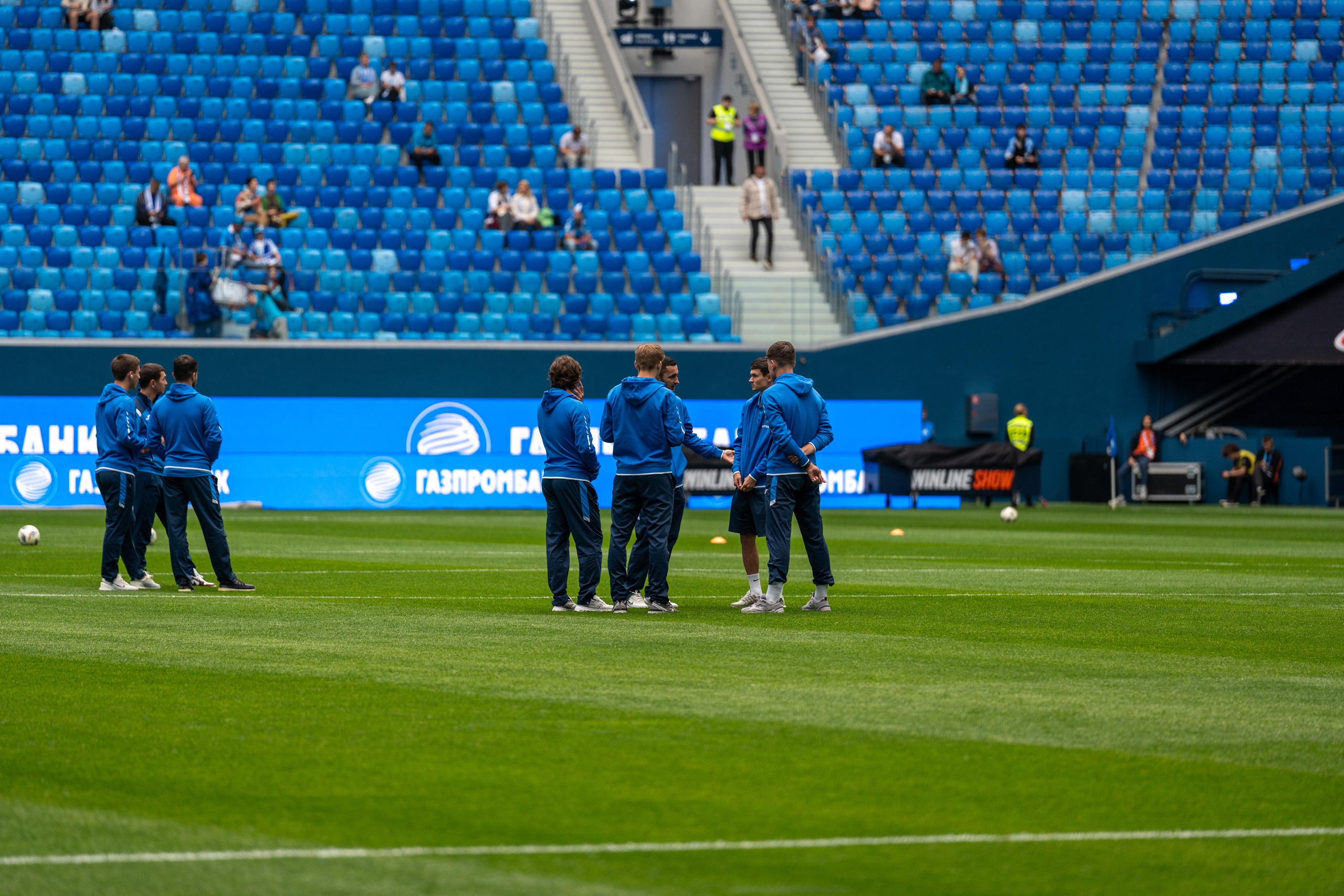 Репортажный фотограф спорт съемка: игроки «Динамо» перед матчем