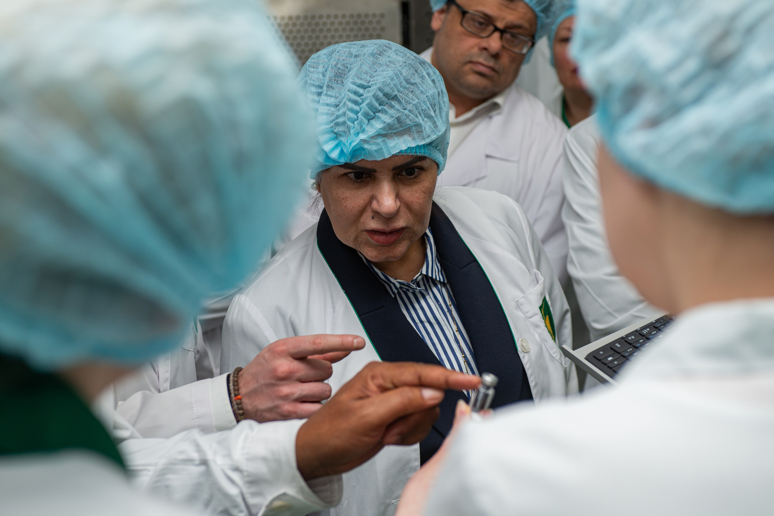 Репортажная съёмка делегации из Катара на производстве Эндофарм. Репортажный и персональный фотограф в Москве