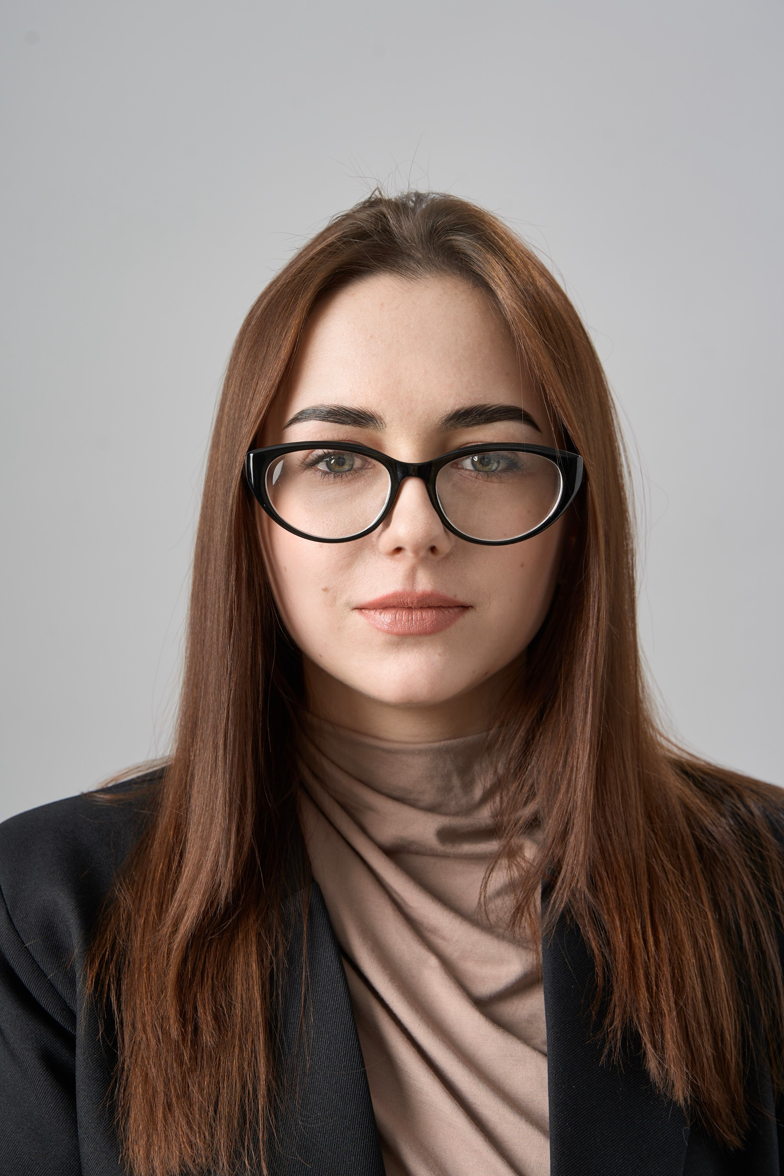 "Профессиональный портрет мужчины в студии""Женский портрет с естественным освещением""Крупный план портрета улыбающейся женщины""Портретная съемка в студии для делового портфолио"Для съемки сотрудников компании:"Группа сотрудников компании на корпоративной фотосессии""Портреты сотрудников офиса для корпоративного сайта""Фотосъемка команды компании в рабочей обстановке""Деловой портрет сотрудника для бизнес-профиля"