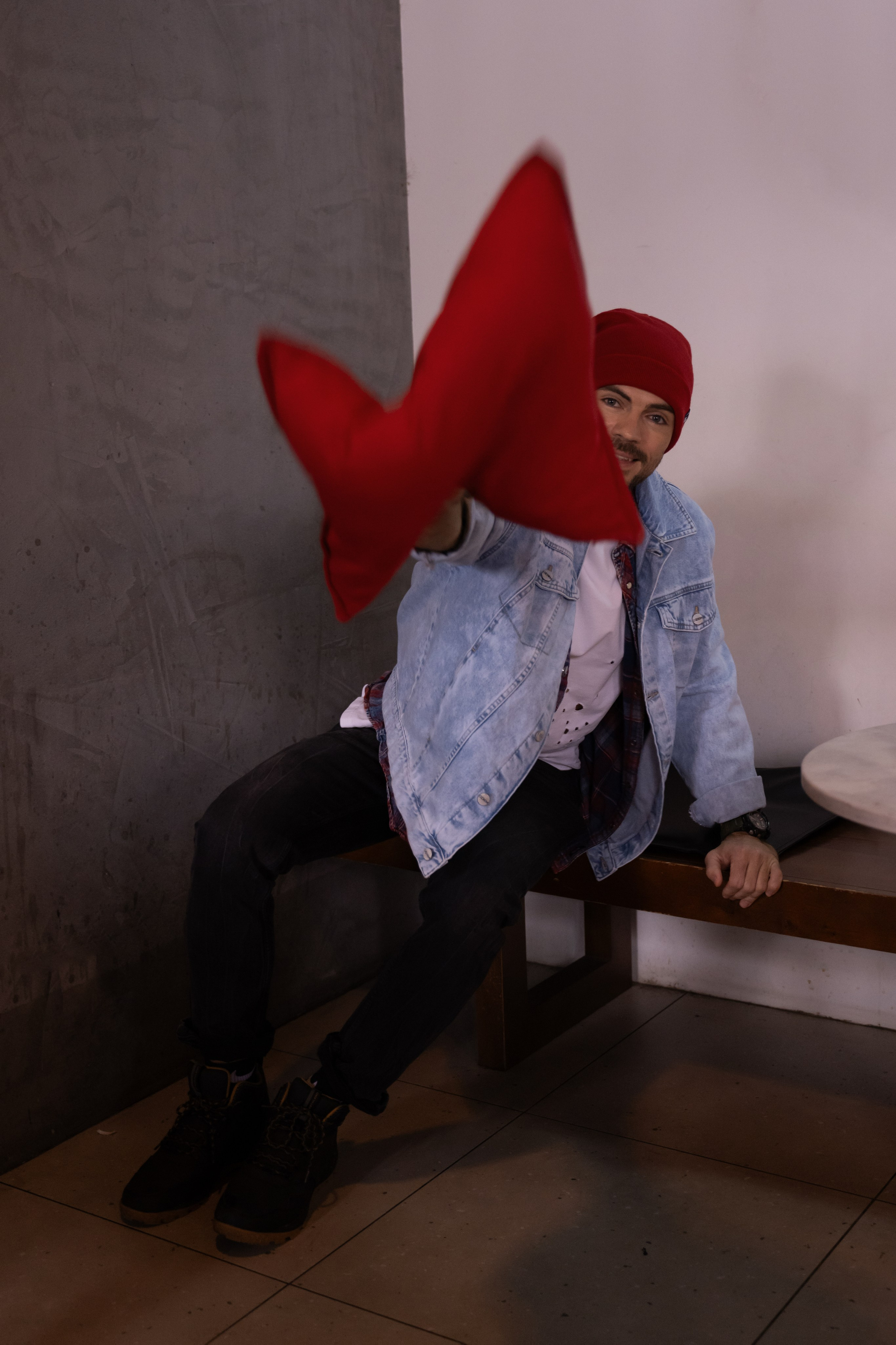 Красавчик в кафе. Главная