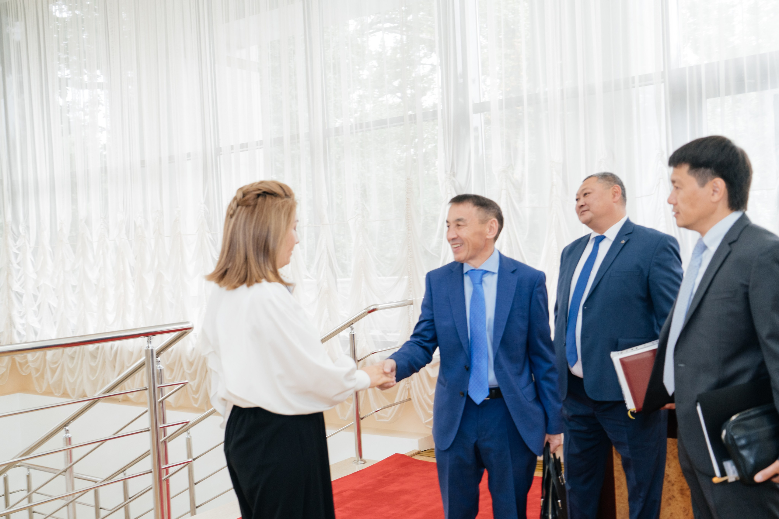 Круглый стол. Свадебный фотограф алматы Шожебаев Кайрат