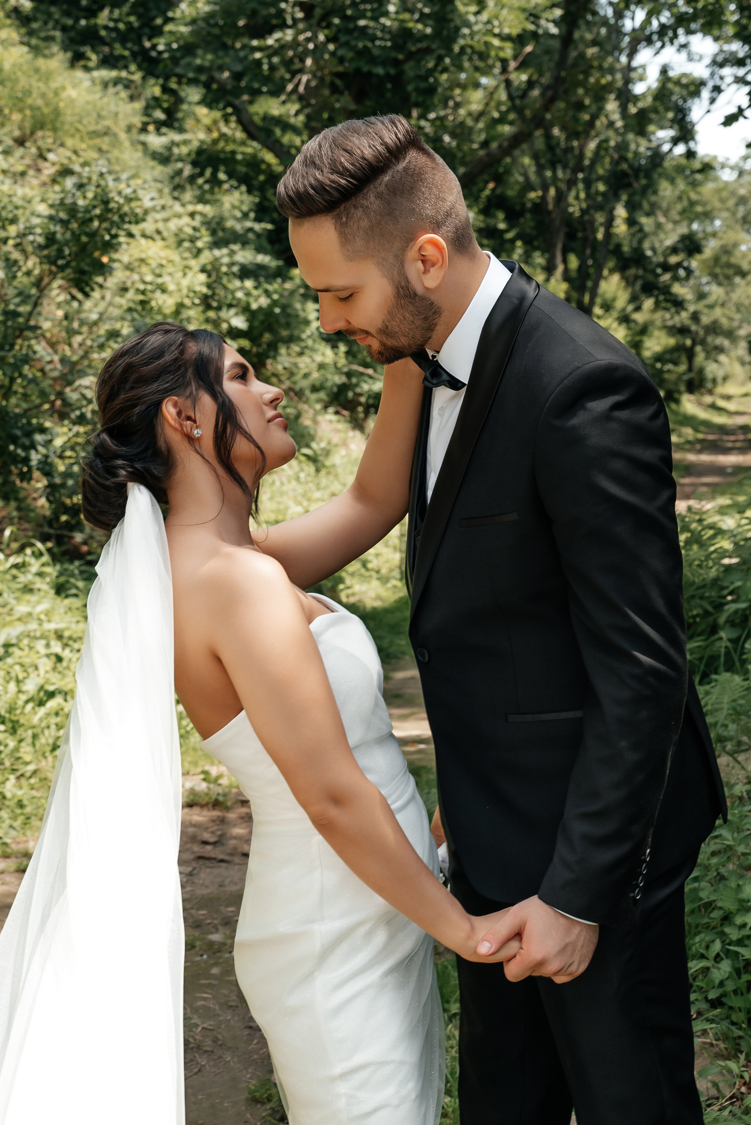 Полный летний свадебный день, прогулка на природе и в городе. Свадебный фотограф Елена Рякина