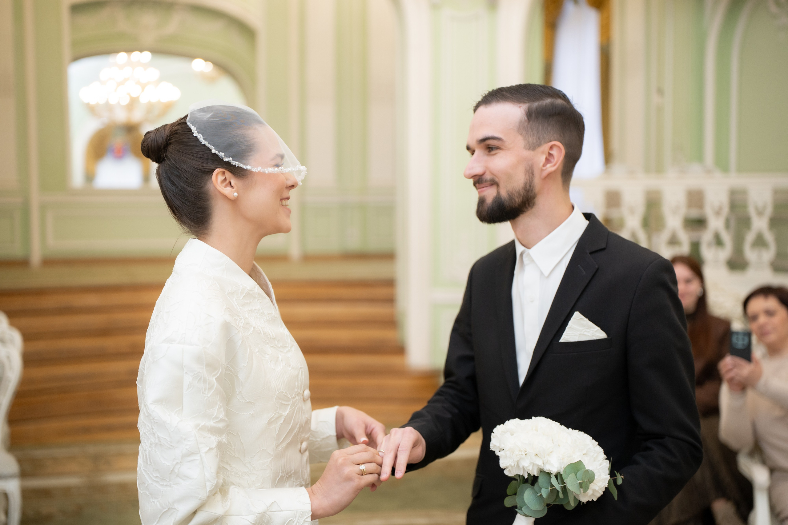 Свадебная фотосессия в Апреле в Петербурге. Свадебный фотограф Александр Невский в Санкт-Петербурге