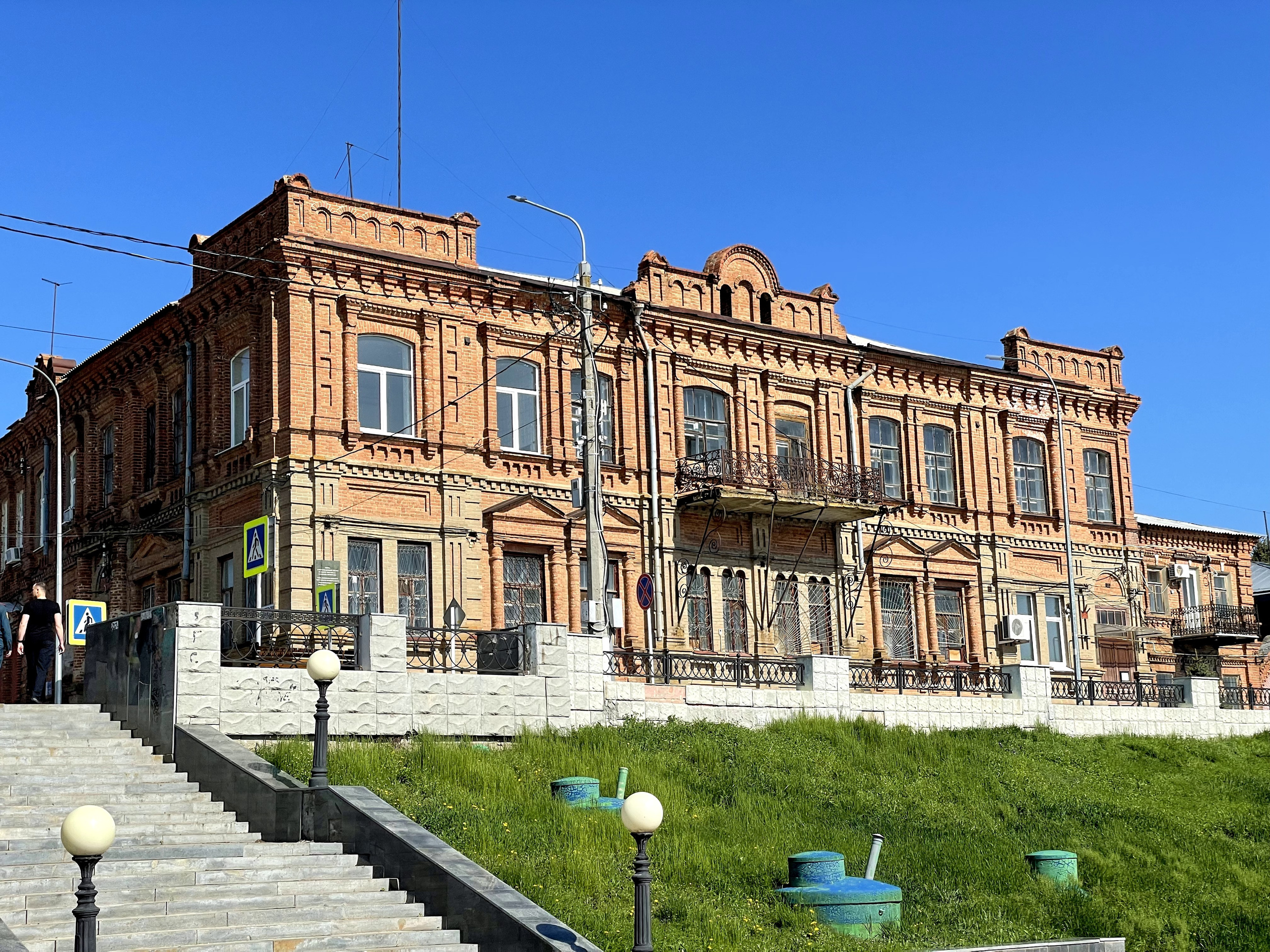 20 089 Здание из красного кирпича. ВИЗУАЛЬНЫЕ И ЗВУКОВЫЕ РЕШЕНИЯ ДЛЯ БИЗНЕСА И СЪЁМОК ТЕЛЕТЕЛА