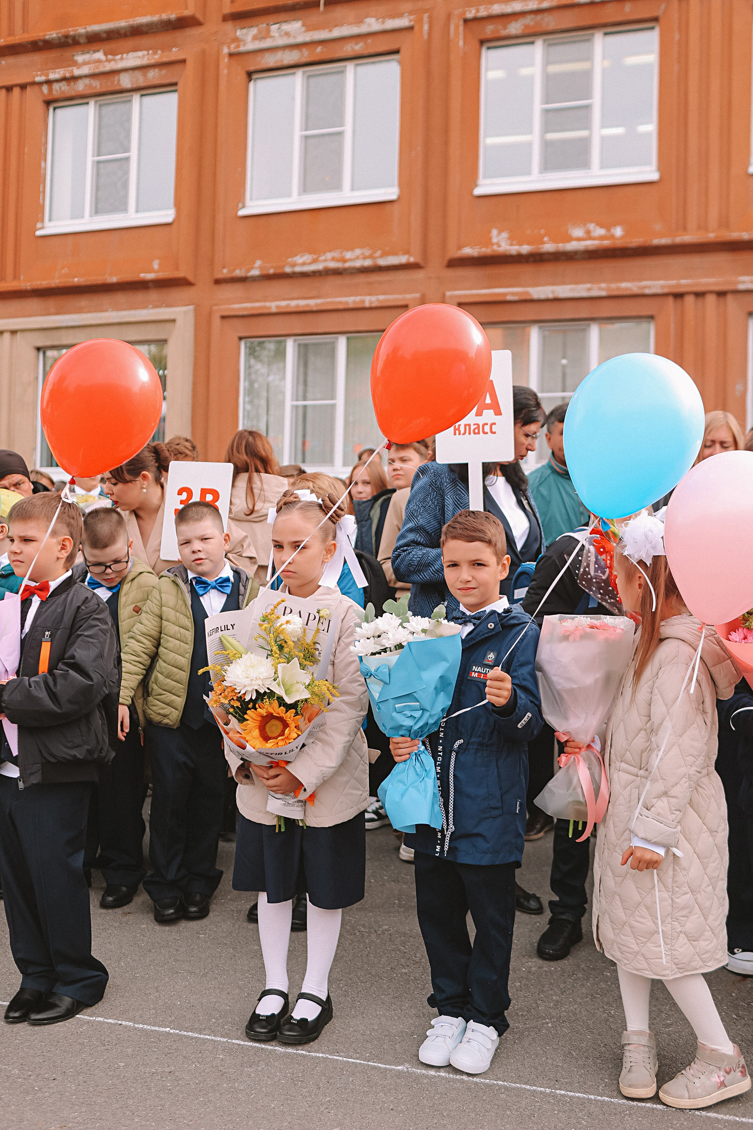 1 сентября линейка+кл час+портреты. Семейный фотограф Тюмень, фотограф на роды Салмина Мария