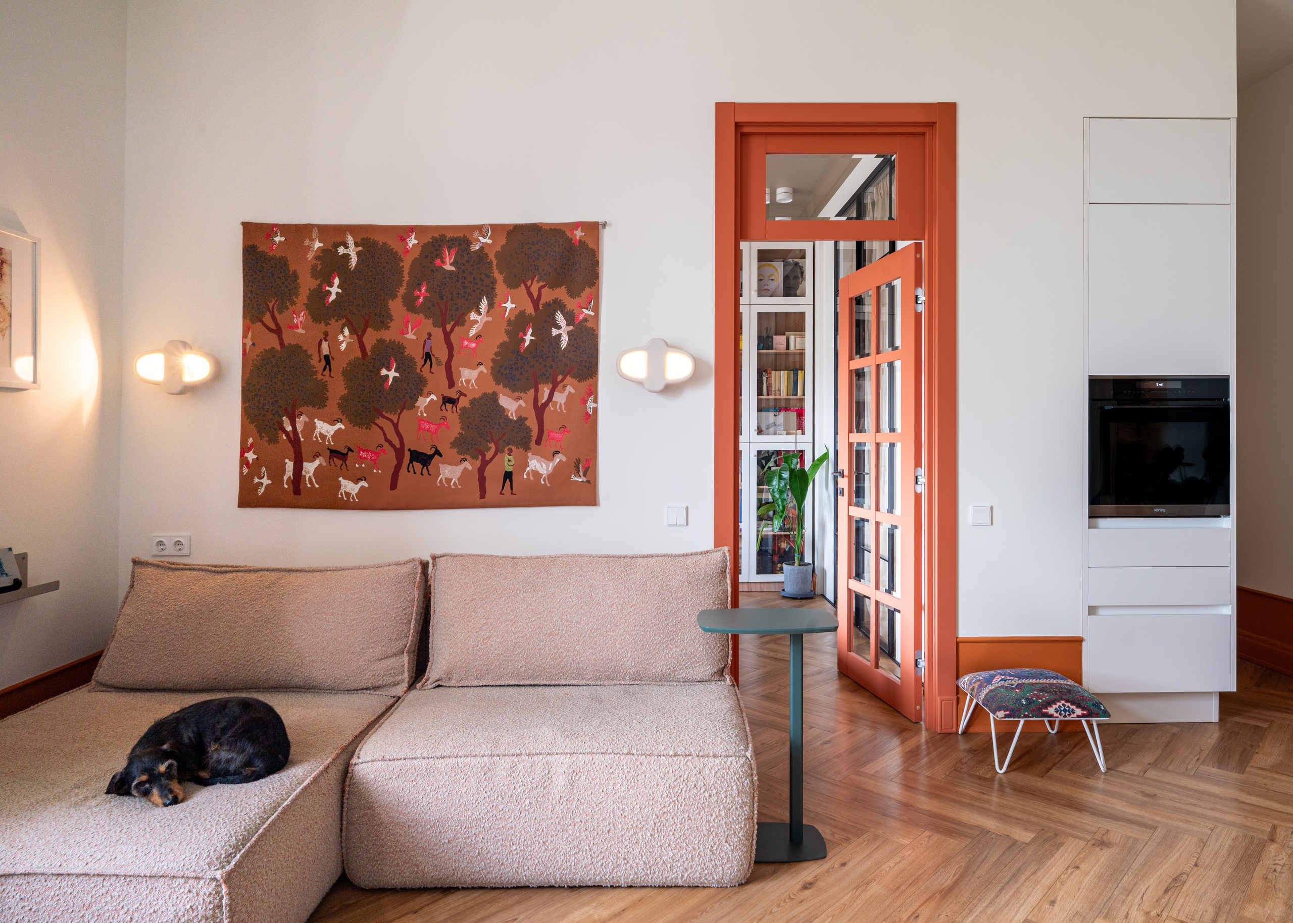 Зона отдыха с диваном и декоративными элементами, проект «Орликов».