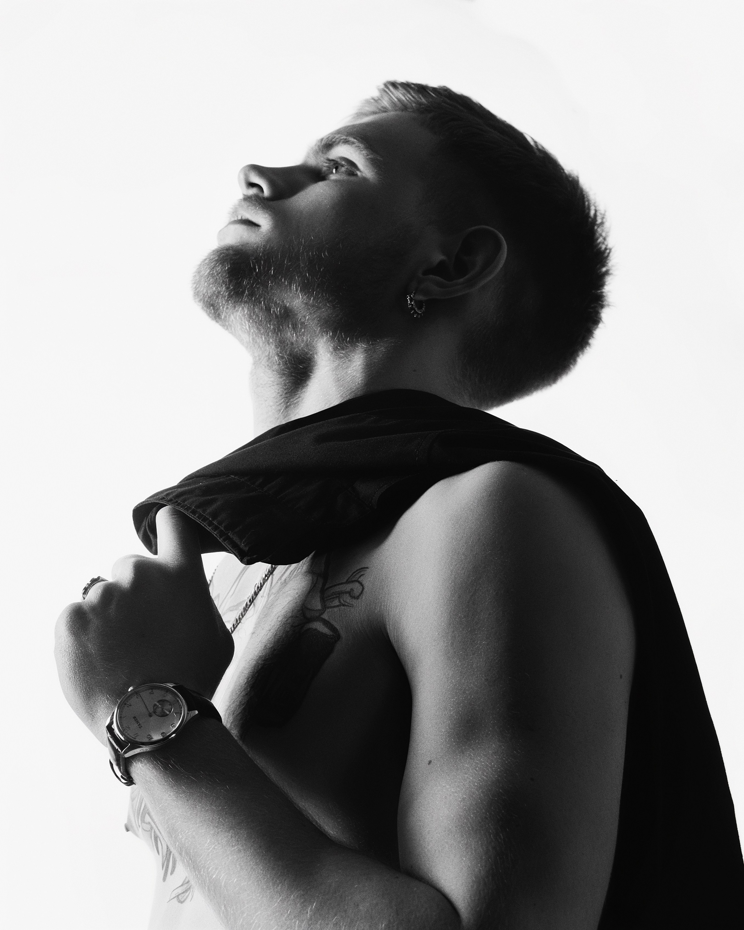 Портрет мужчины с пиджаком в руках, классический стиль, фотограф в Пензе Александра Овечкина.