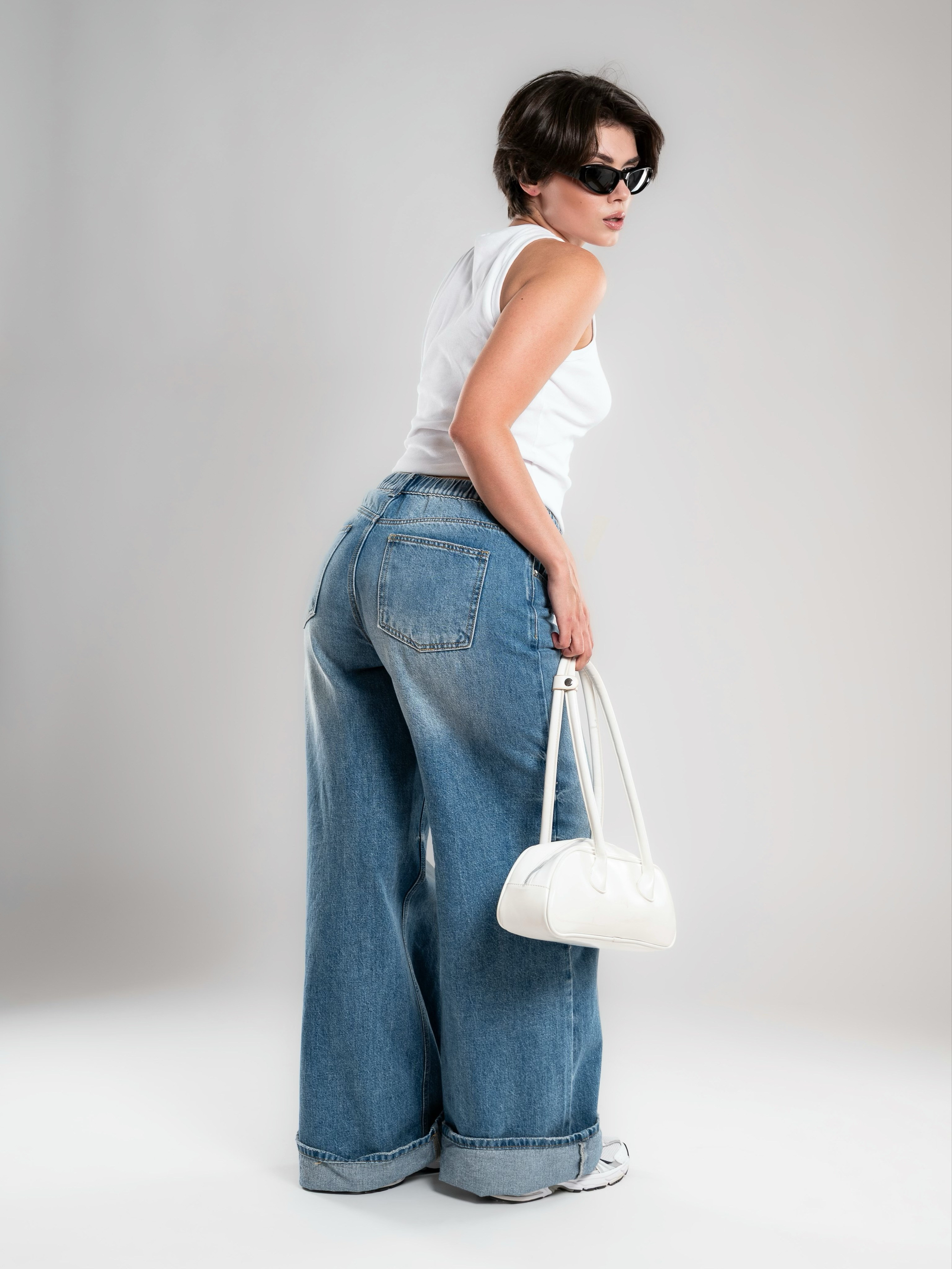 Джинсы на 2х моделях. Предметный фотограф, фото для маркетплейсов Пятигорск, КМВ