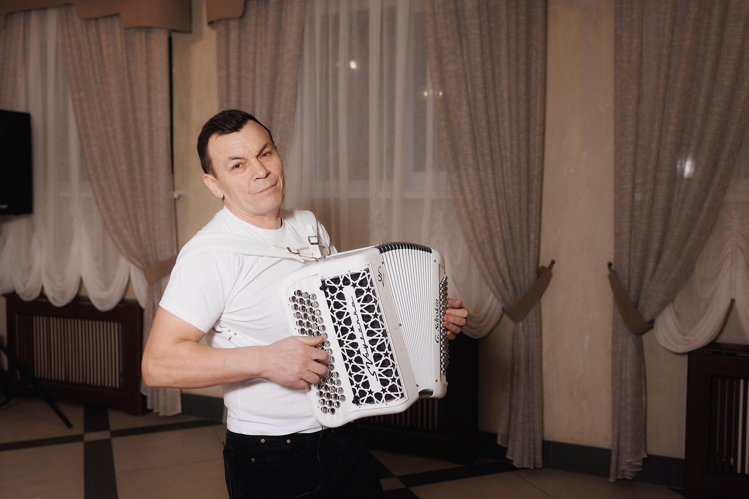 Владимир. Ведущая Надежда Никитина. Диджей и гармонист Георгий Сорокин. Портретный и репортажный фотограф в Чебоксарах Андриян Чаркин