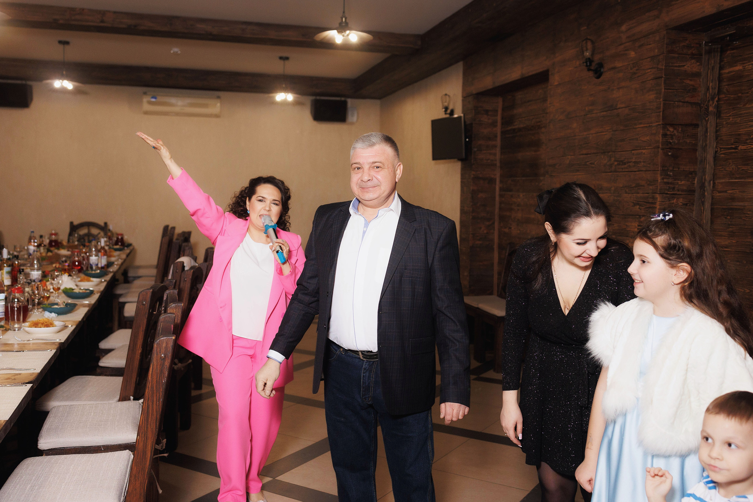 Владимир. Ведущая Надежда Никитина. Диджей и гармонист Георгий Сорокин. Портретный и репортажный фотограф в Чебоксарах Андриян Чаркин