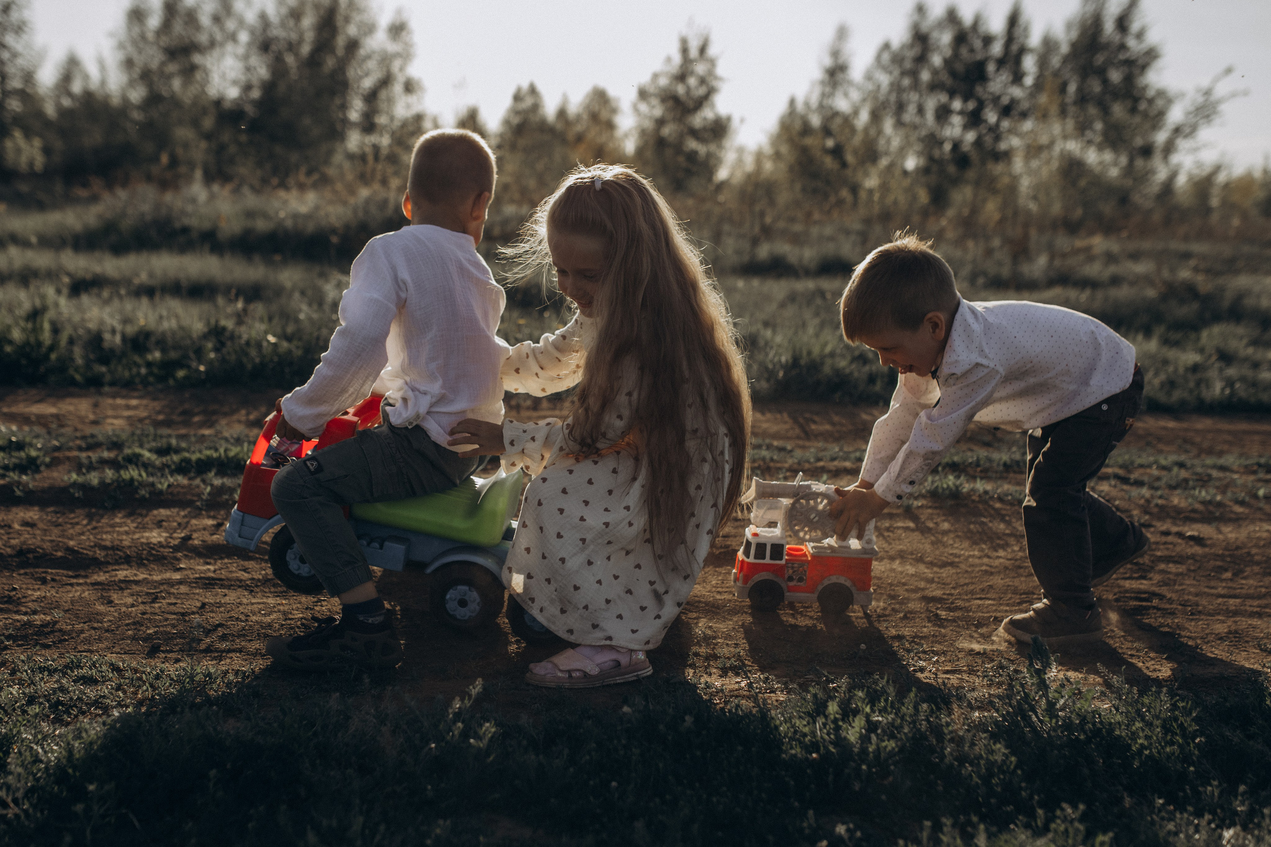 Саша, Миша, Вера и Вика летняя прогулочная съёмка. Семейный фотограф lifestyle в Новосибирске Елена Шпилевая