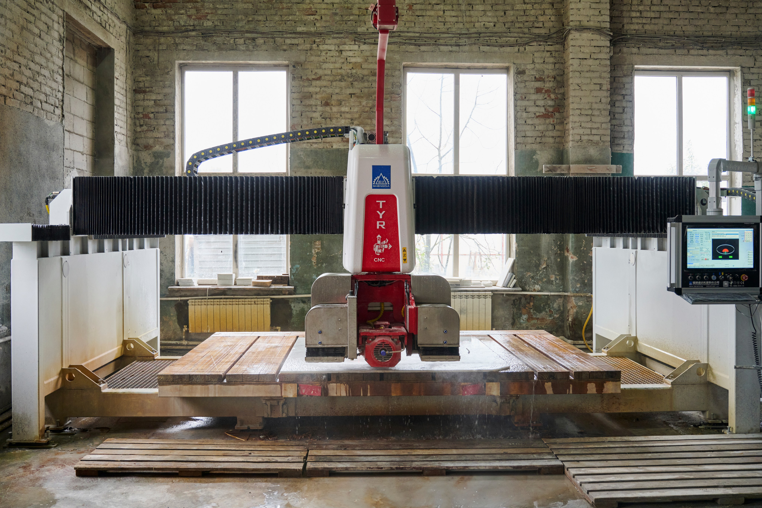 Портальный станок в цехе, рабочий стол с плитой