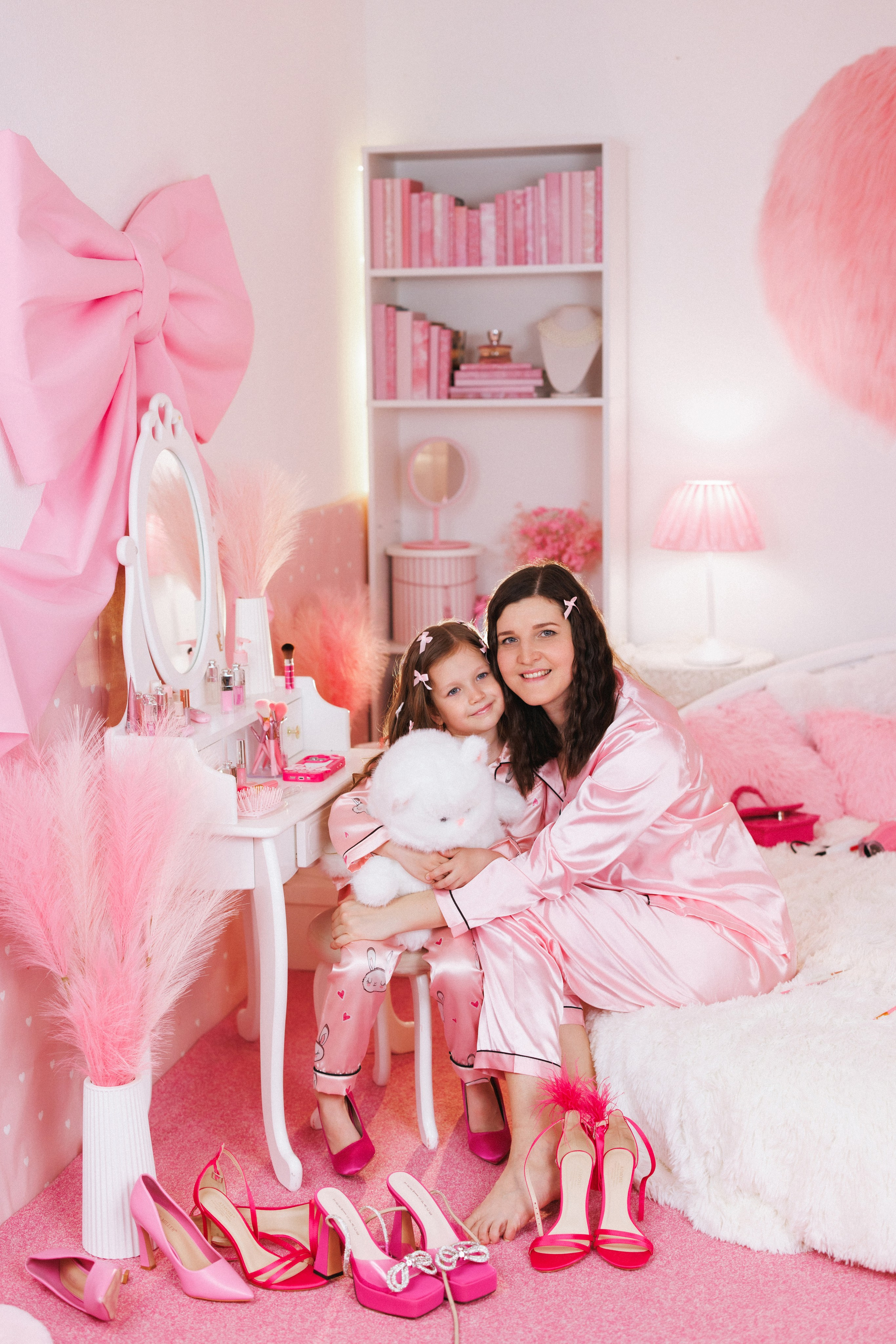 Фотосессия для девочек в интерьере розовой комнаты. Семейный и детский фотограф в Краснодаре Анна Трашкова