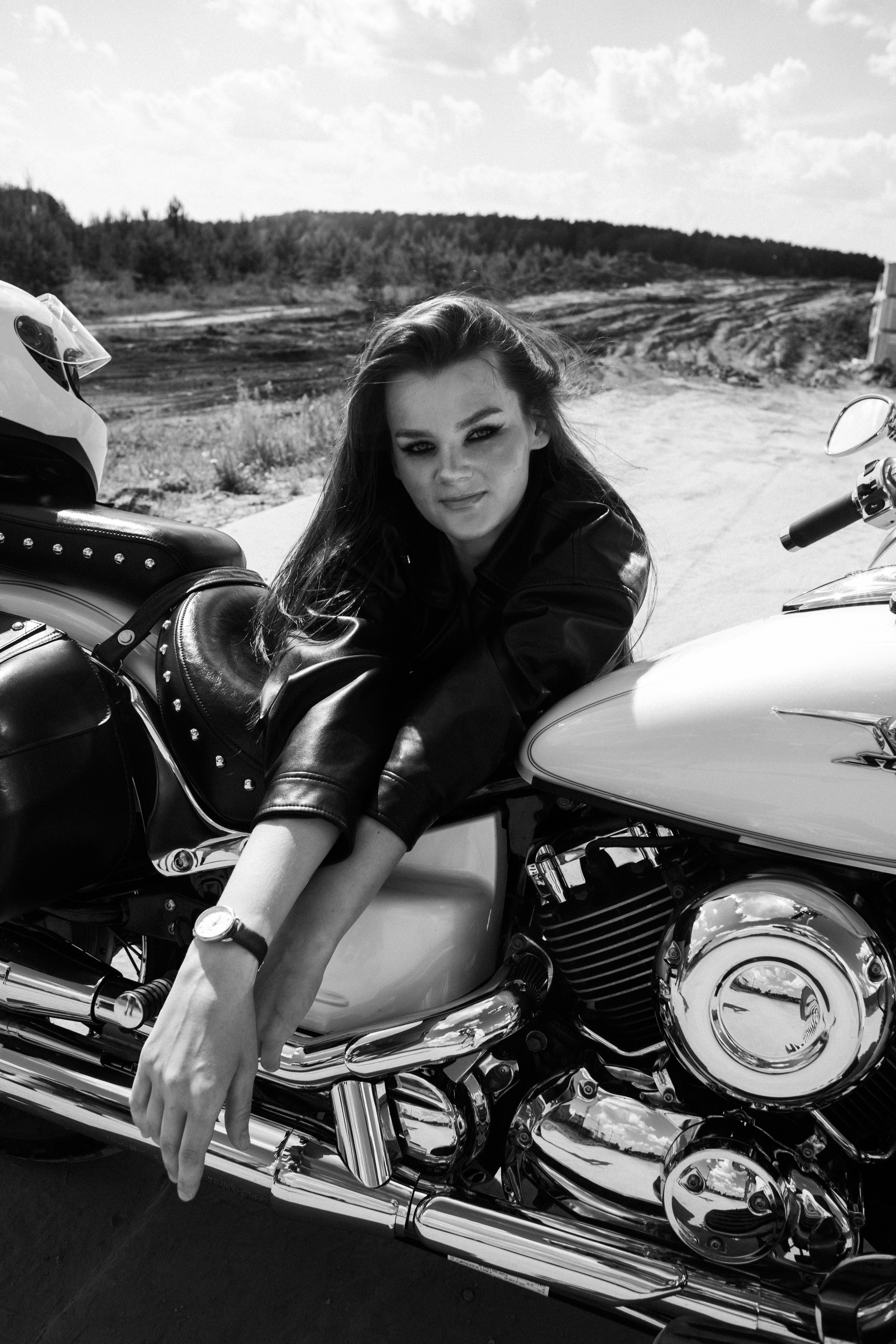 С мотоциклом. Фотограф в Тюмени Даша Михнова. Портреты, фотопроекты, фотодни