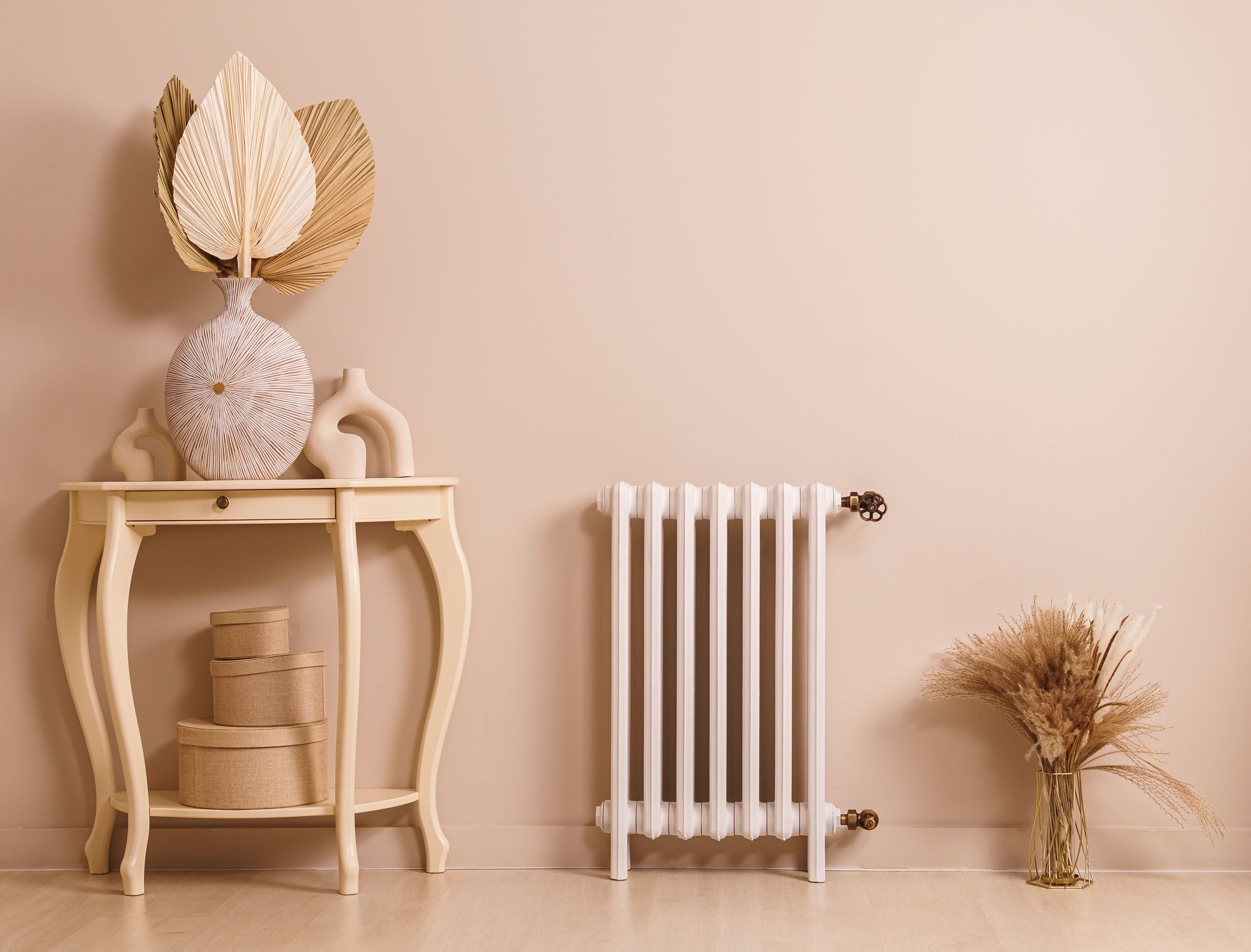 Предметные фотографии дизайнерских радиаторов отопления в стиле ретро