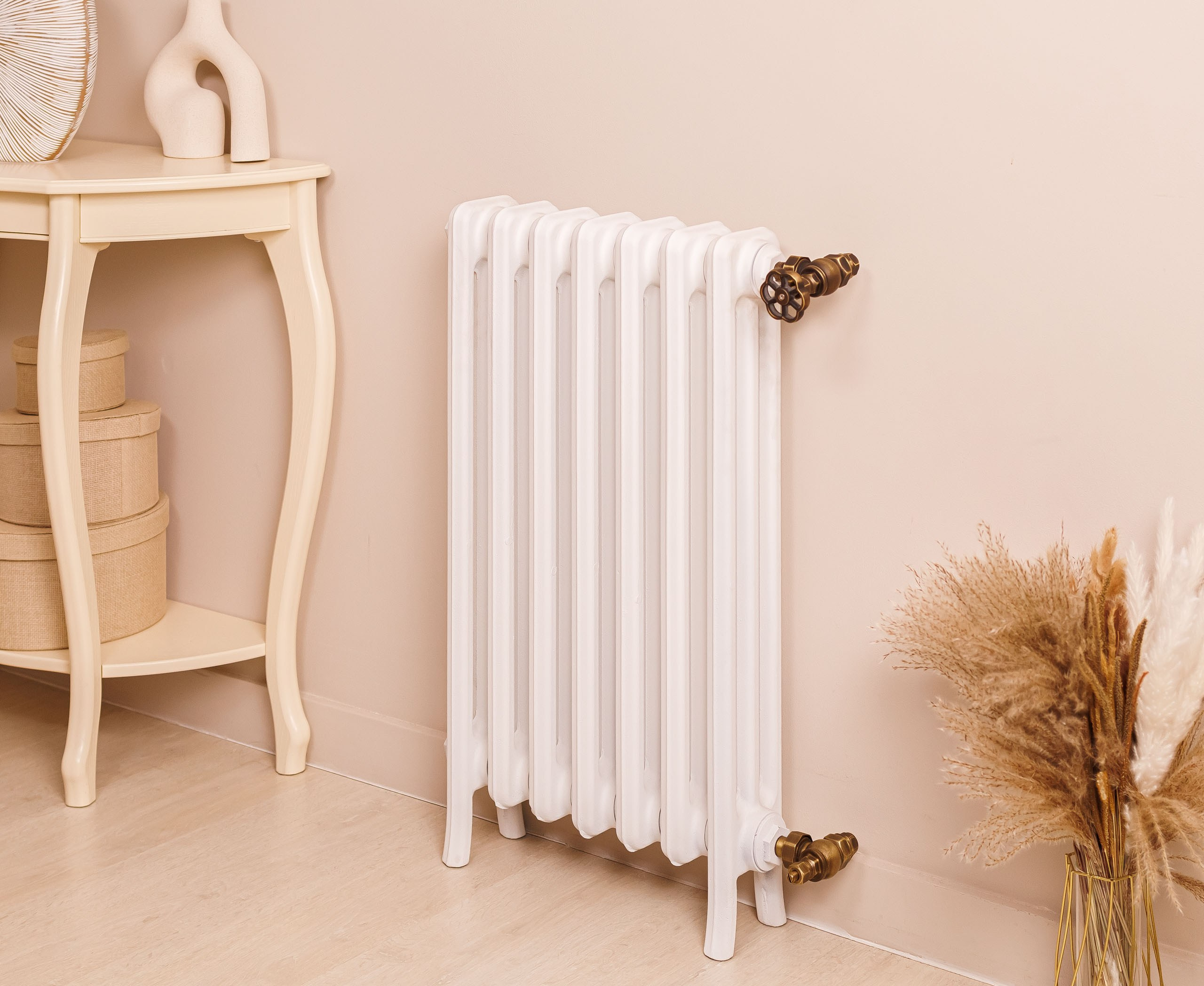 Предметные фотографии дизайнерских радиаторов отопления в стиле ретро