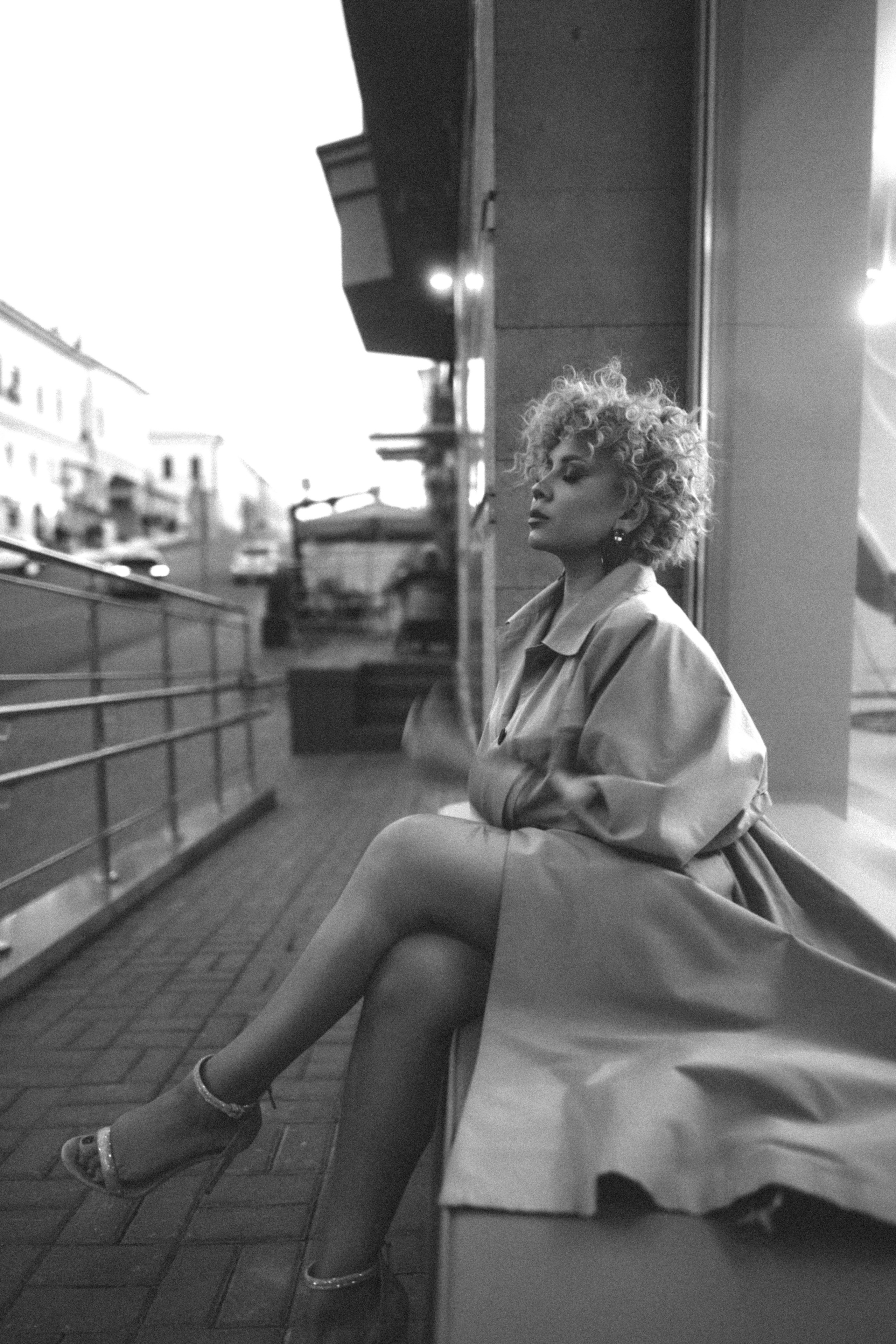 Black and White Outdoor Photoshoot with Regina in the City Center of Kazan — Anton Avanzato