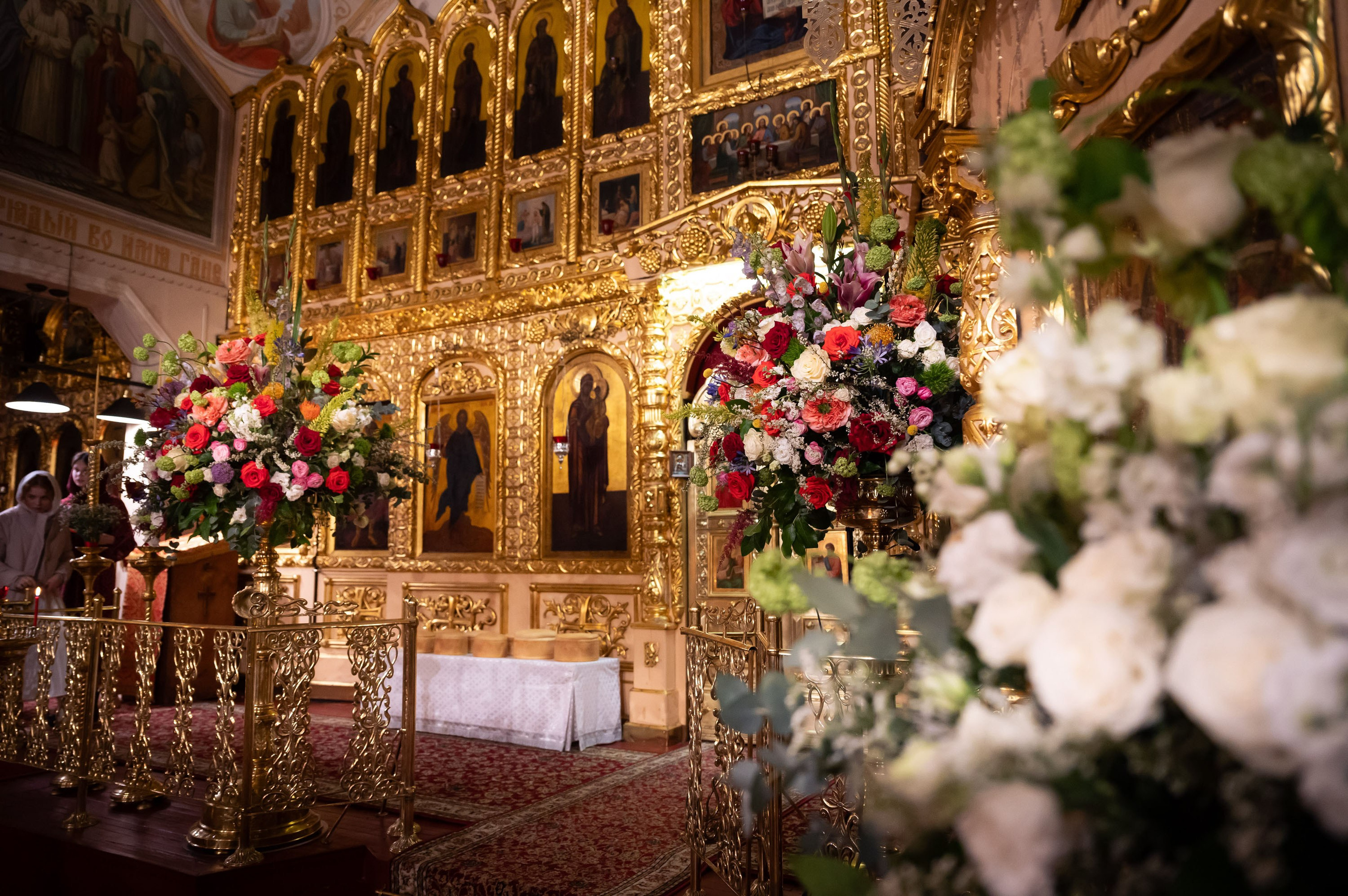Храм Преображения Господня в Богородском. Цветы на Пасху. Антон и Татьяна Денисенко — В храме
