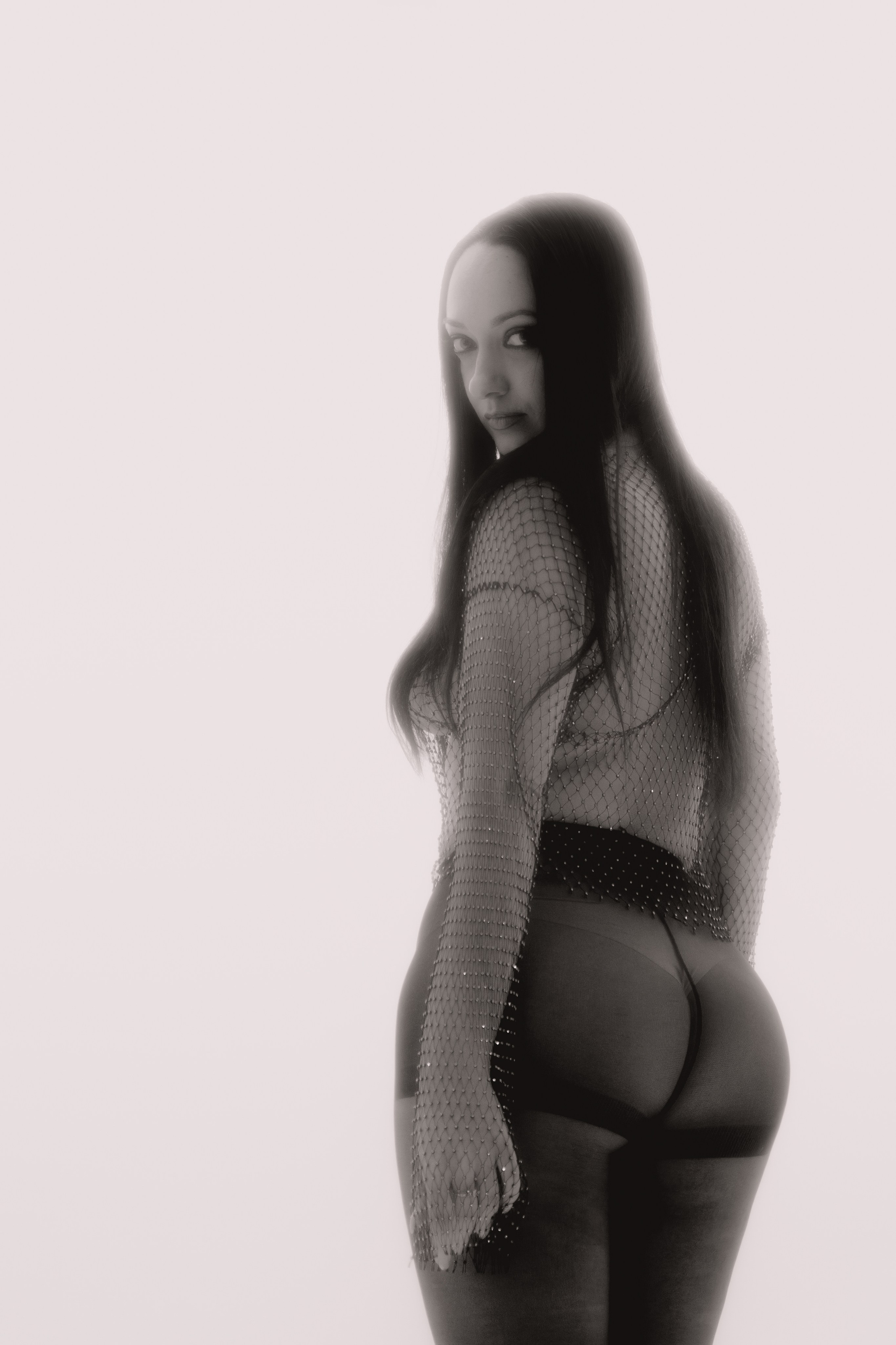 Атмосферная студийная фотосессия с цветным освещением и оригинальной концепцией образа. Дополнительные предметы и детали созданы через ИИ специально для клиента.