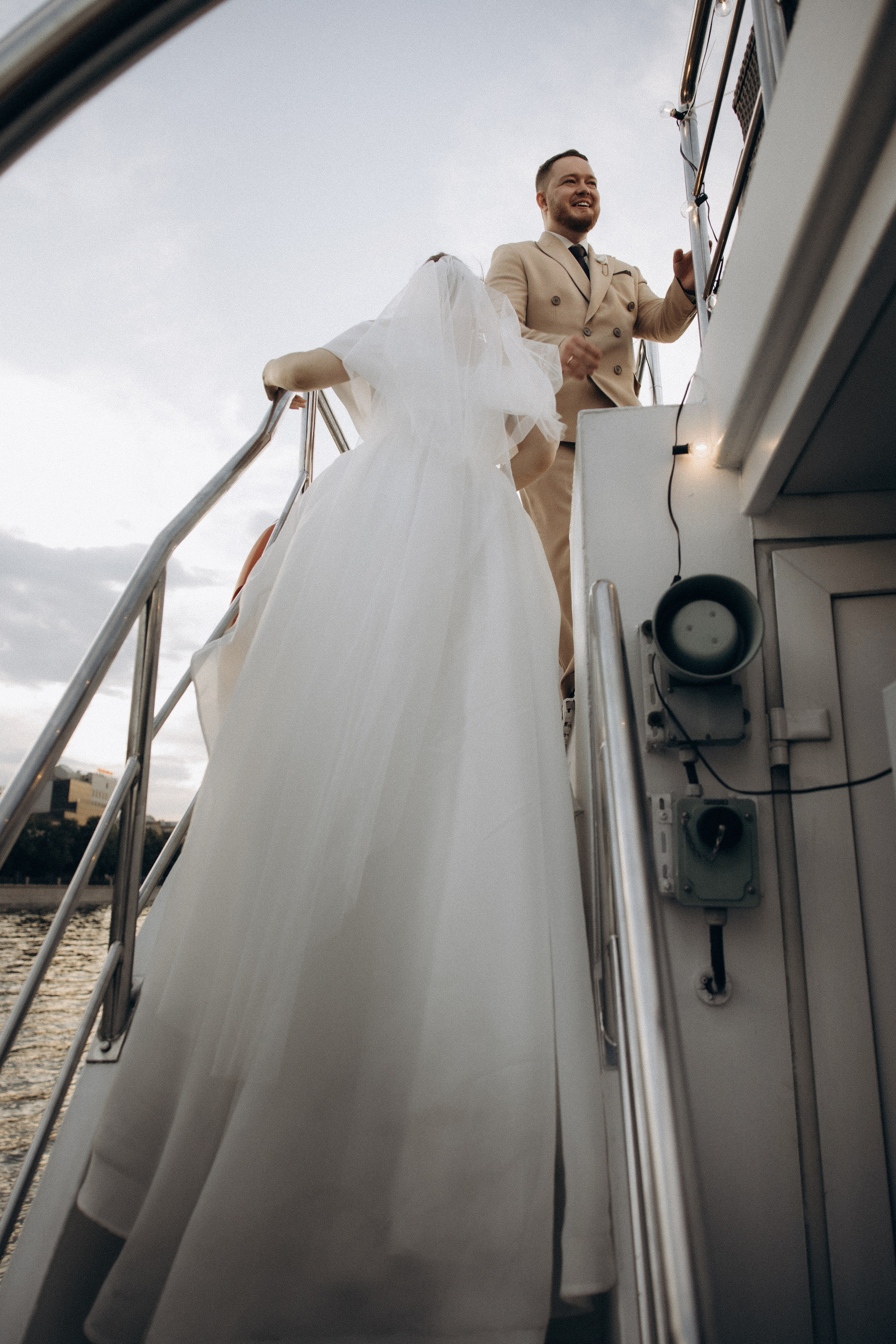 Утро невесты и свадебная фотосессия на теплоходе по Москве-реке