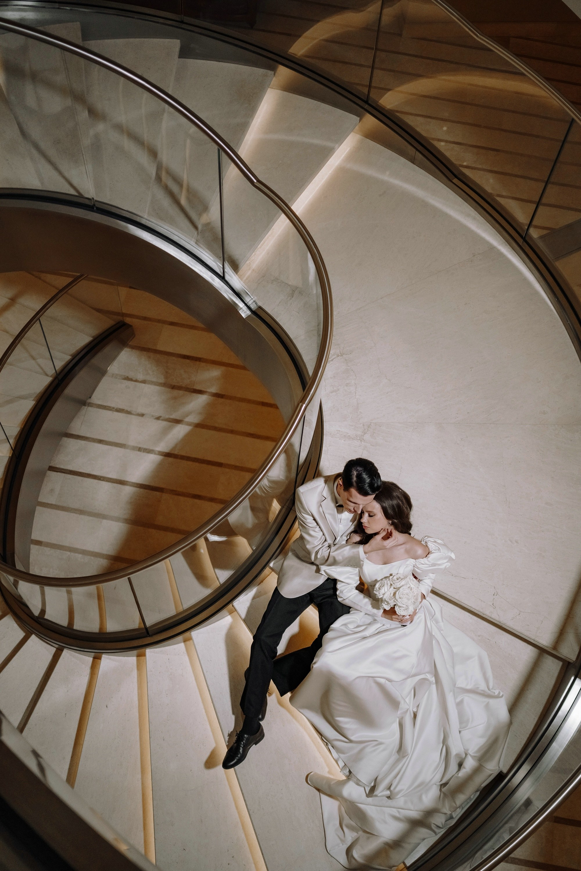 Фотосессия свадьбы на лестнице в Hyatt Regency Moscow Petrovsky Park. Свадебный и семейный фотограф в Москве Светлана Зоткина