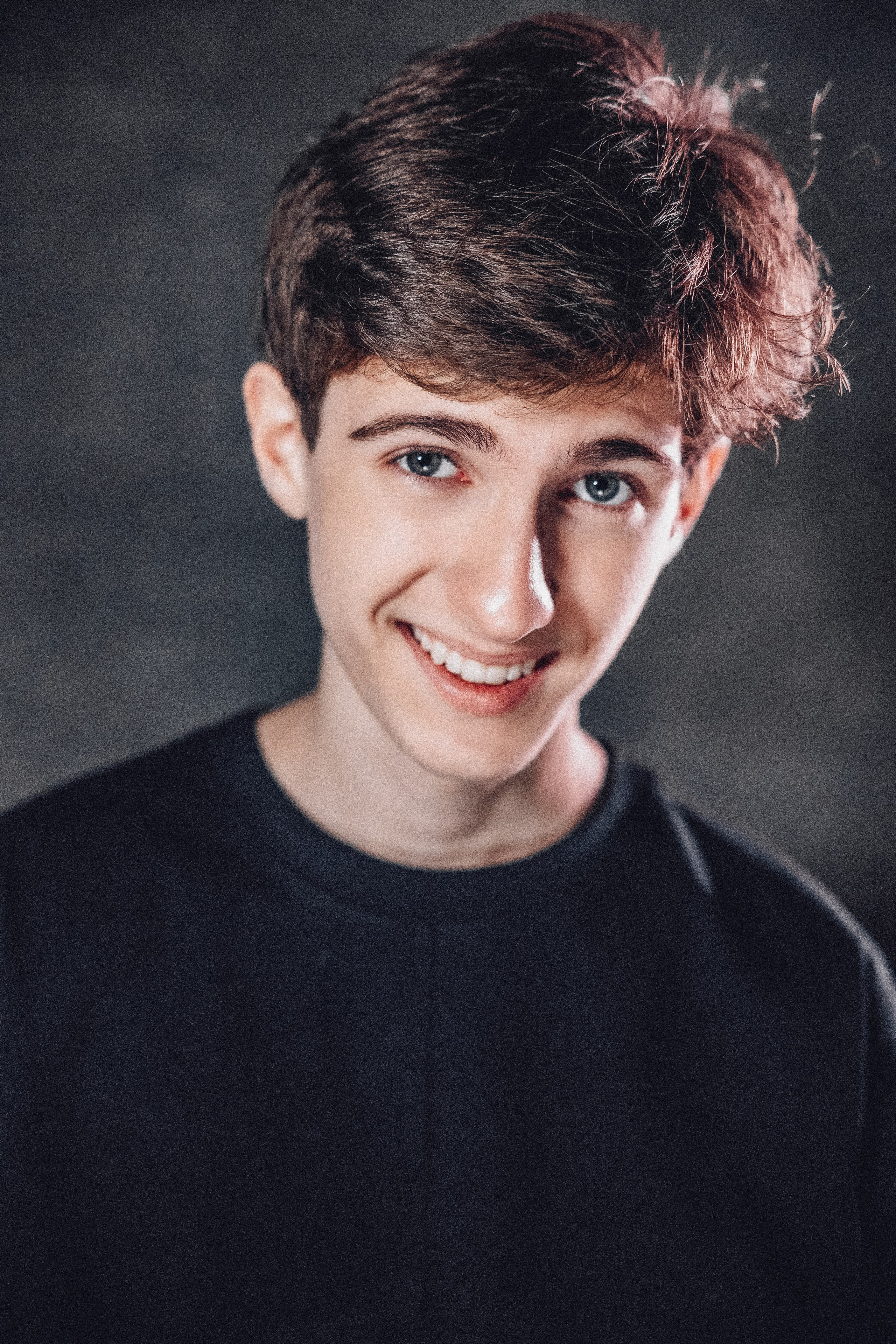 АРТЁМ. Я фотограф из Москвы к Вашим услугам