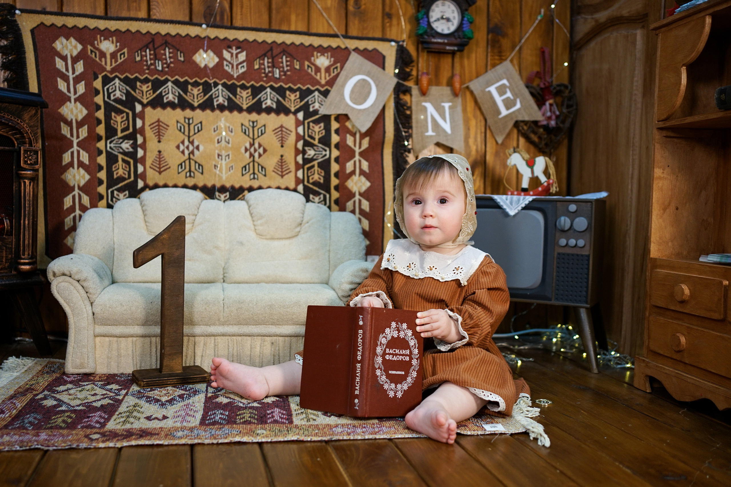 Деревянный Подиум. Детская Фотостудия ГОДОВАСИКИ в Санкт-Петербурге фотосесия на годик