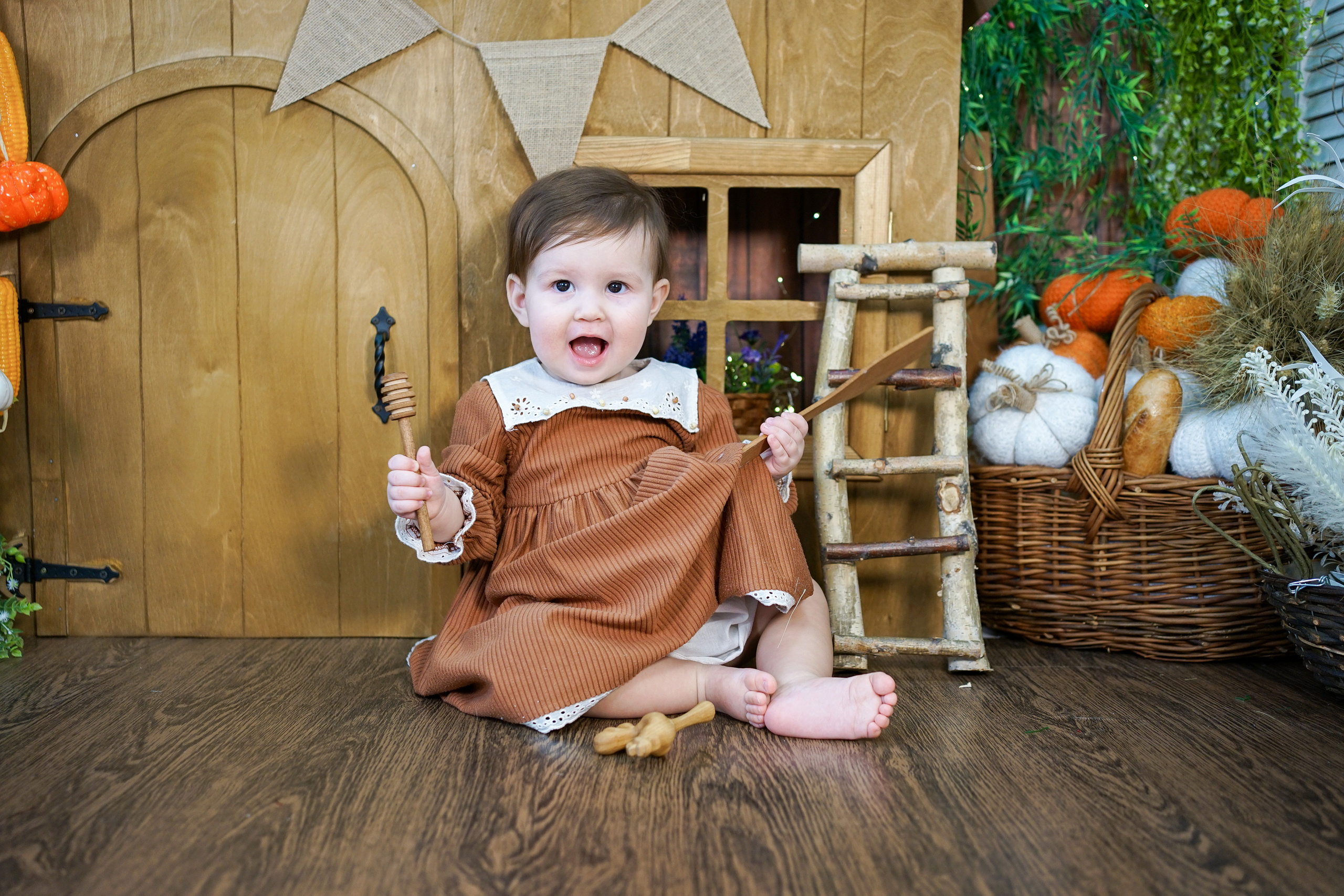 Деревянный Подиум. Детская Фотостудия ГОДОВАСИКИ в Санкт-Петербурге фотосесия на годик