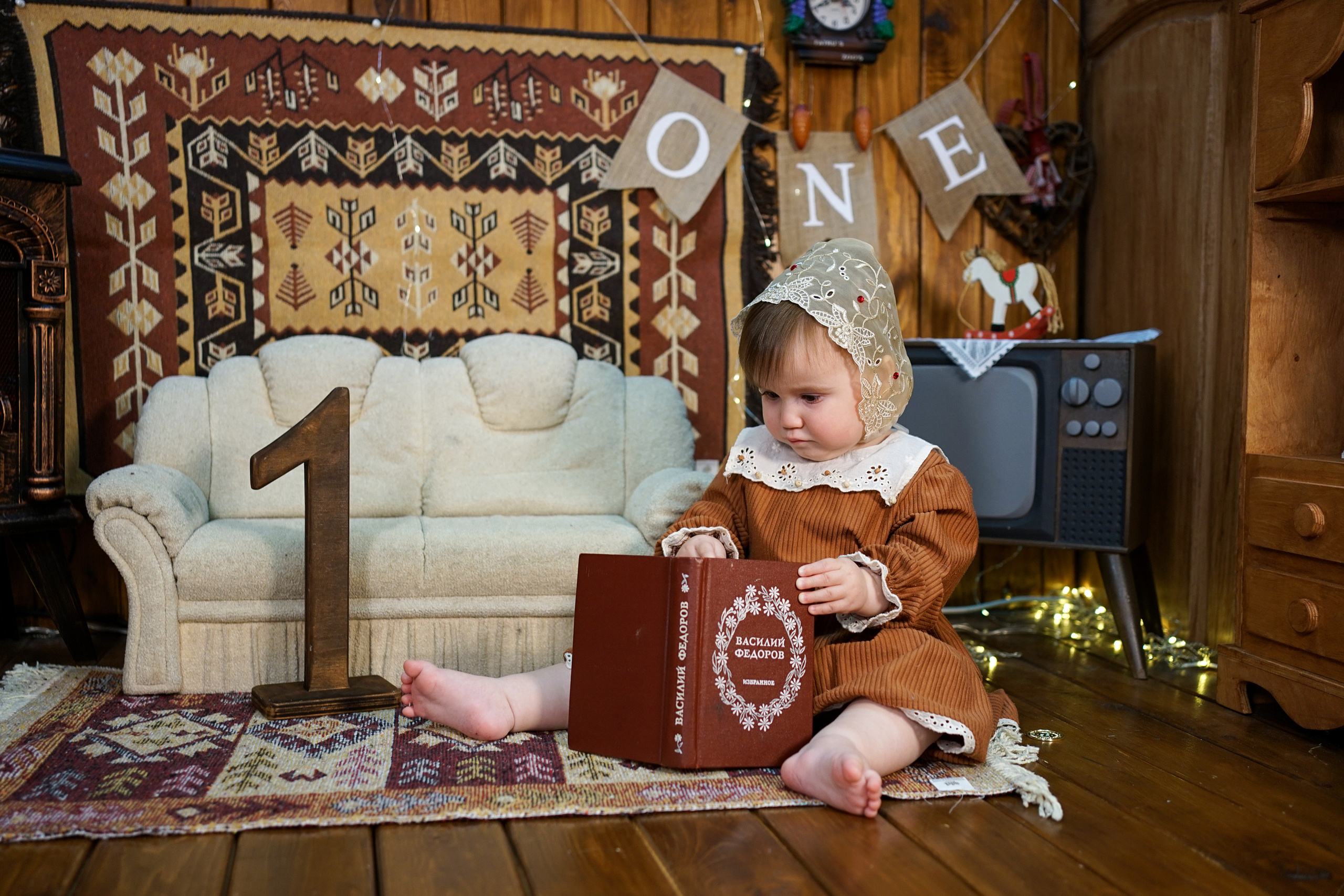 Деревянный Подиум. Детская Фотостудия ГОДОВАСИКИ в Санкт-Петербурге фотосесия на годик